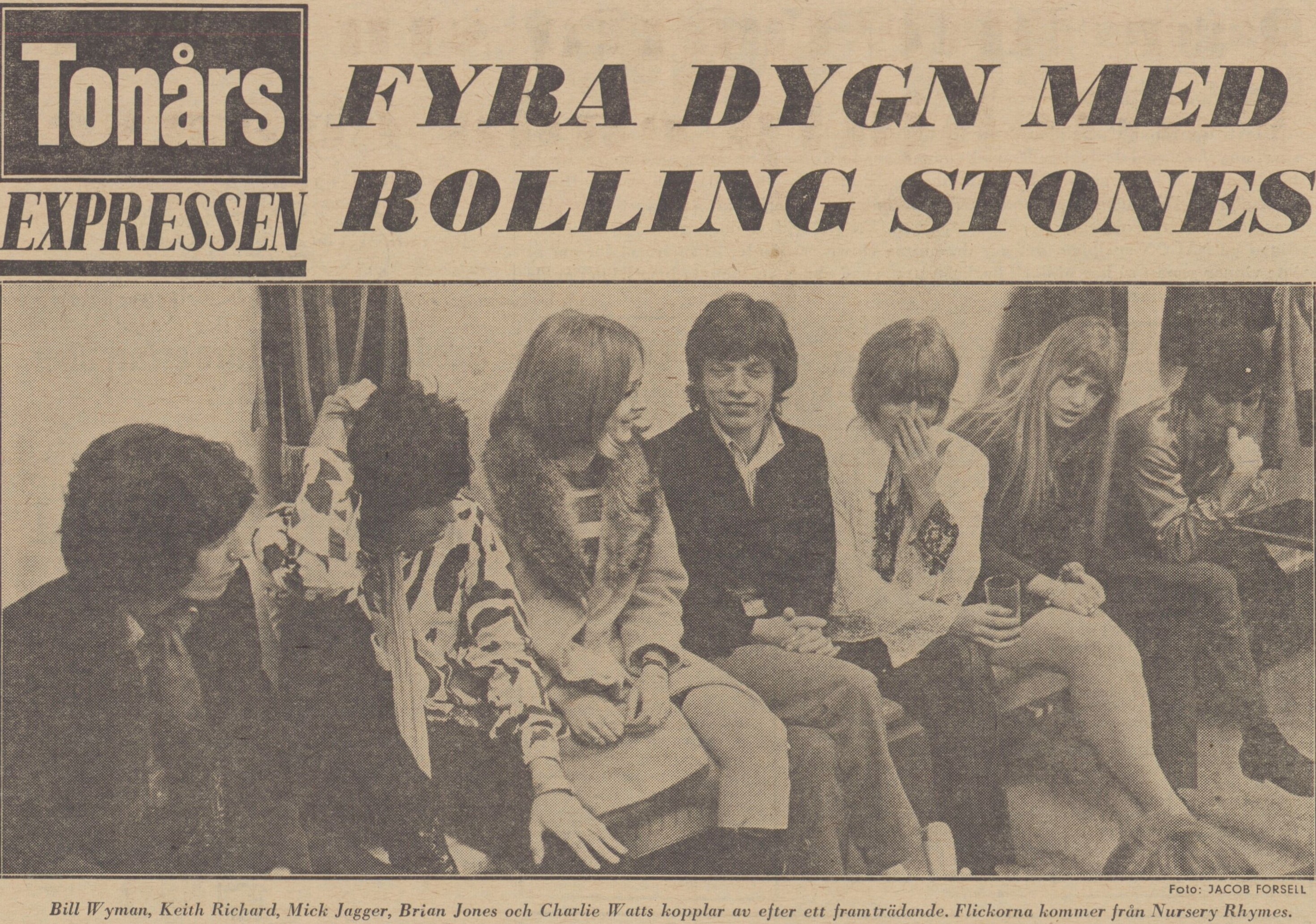 Gulnat tidningsklipp, bild på Rolling Stones och två yngre kvinnor som pratar med varandra på en bänk.