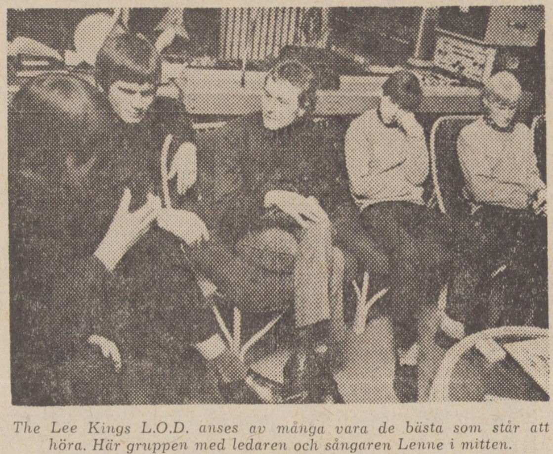 Tidningsklipp med bild på fem unga män sittande på stolar i musikstudio.