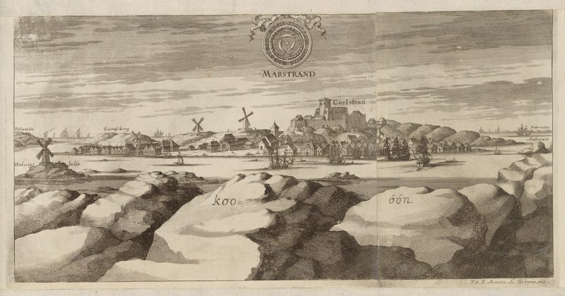 Bild på gulnat papper av fästning tvärs över vattnet, båtar och klippor i förgrunden. Text: Marstrand, Carlsten.