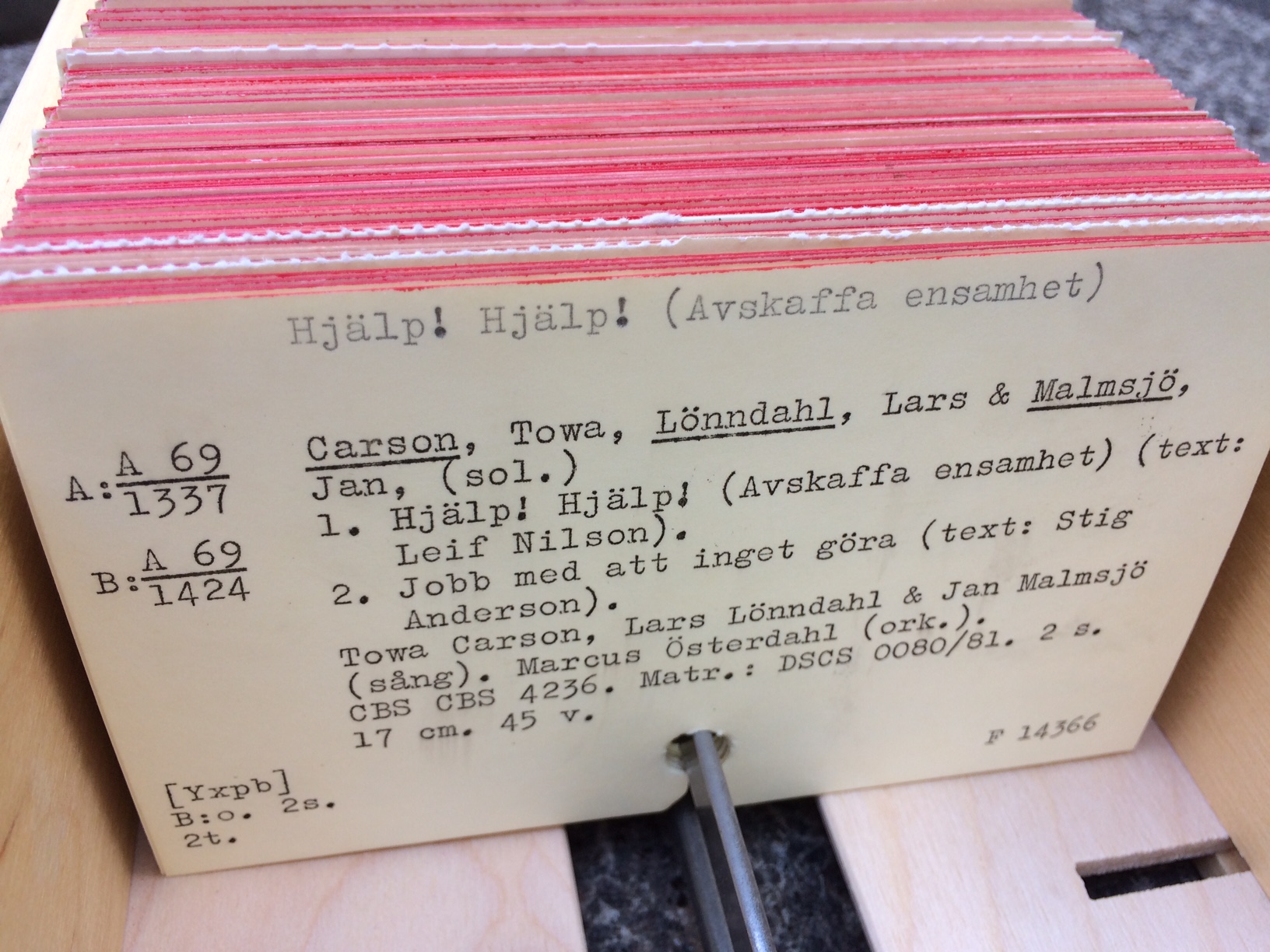 Från början (1960-talet) skrevs informationen om skivorna på kort med skrivmaskin. En katalog behövdes för att det skulle gå att hålla reda på skivorna i samlingen.