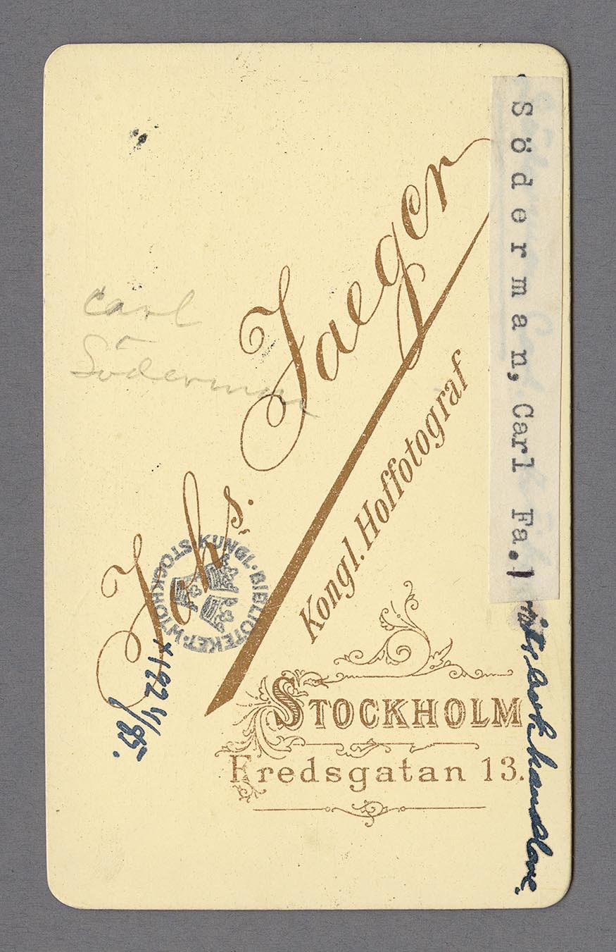 Baksidan på visitkortsporträttet där fotografens tryckta namn samt en KB-stämpel syns.