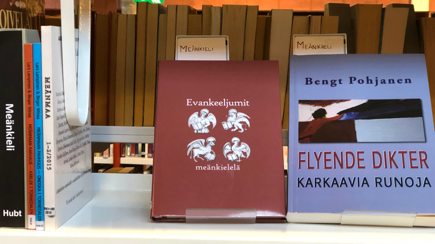 A book shelf with books in meänkieli.