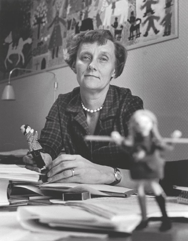 Svartvitt fotografi av Astrid Lindgren vid ett skrivbord.