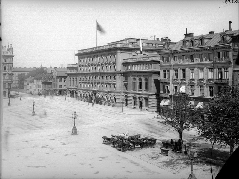 Hotel Continental på Vasagatan i Stockholm, som det såg ut runt 1900, Svartvitt foto av stor hotellbyggnad med öppen plats i förgrunden
