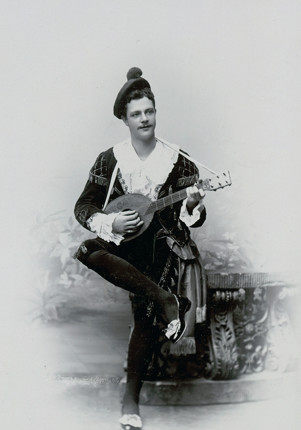 Svartvitt foto av man i scenkläder. August Svensson i debutrollen som Farinelli vid Södra Teatern 1893