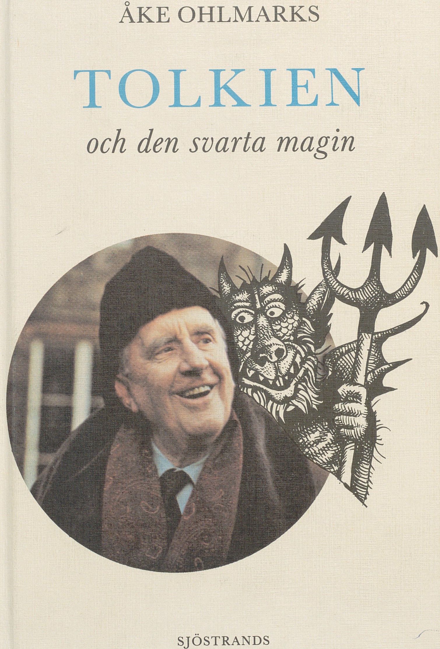 En leende J.R.R. Tolkien iförd pälsmössa på vänster sida. På hans högra sida tittar en svart djävul med treudd fram.