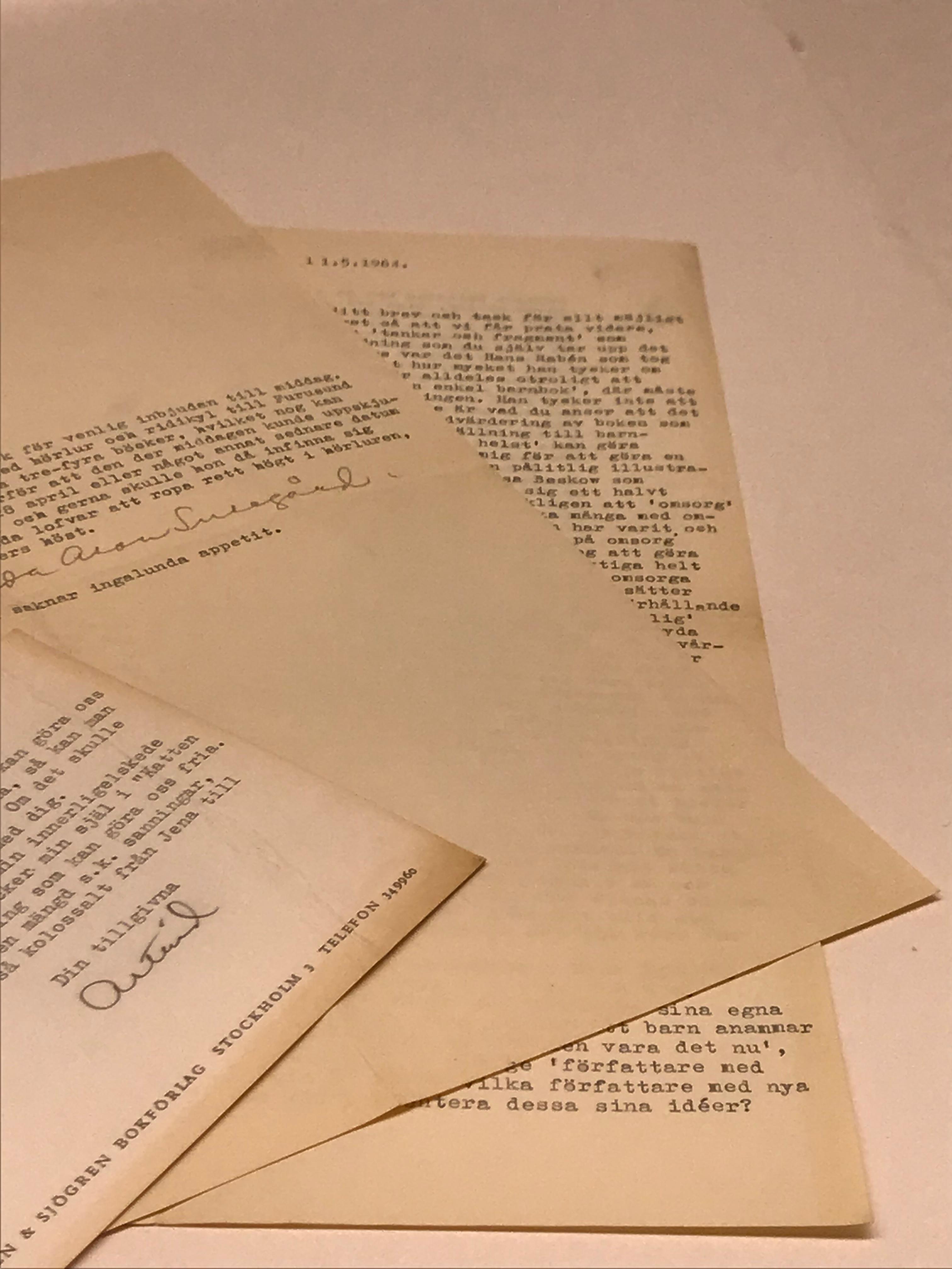Bilden visar en bunt maskinskrivna brev från Astrid Lindgren till Lennart Hellsing.
