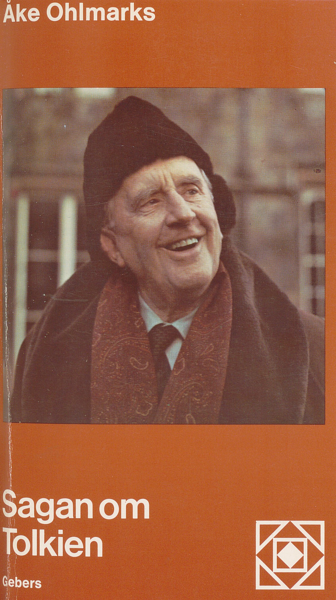 En leende J.R.R. Tolkien iförd pälsmössa på bokomslag. 