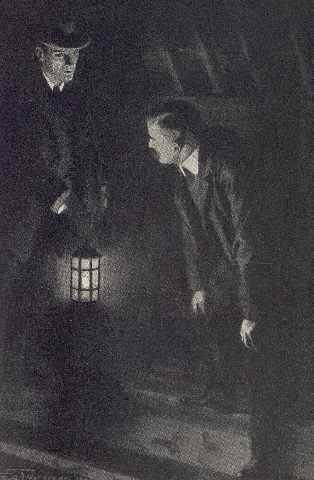 Mörkt rum. Holmes till vänster med tänd lykta i handen, Watson till höger lätt nerböjd. 