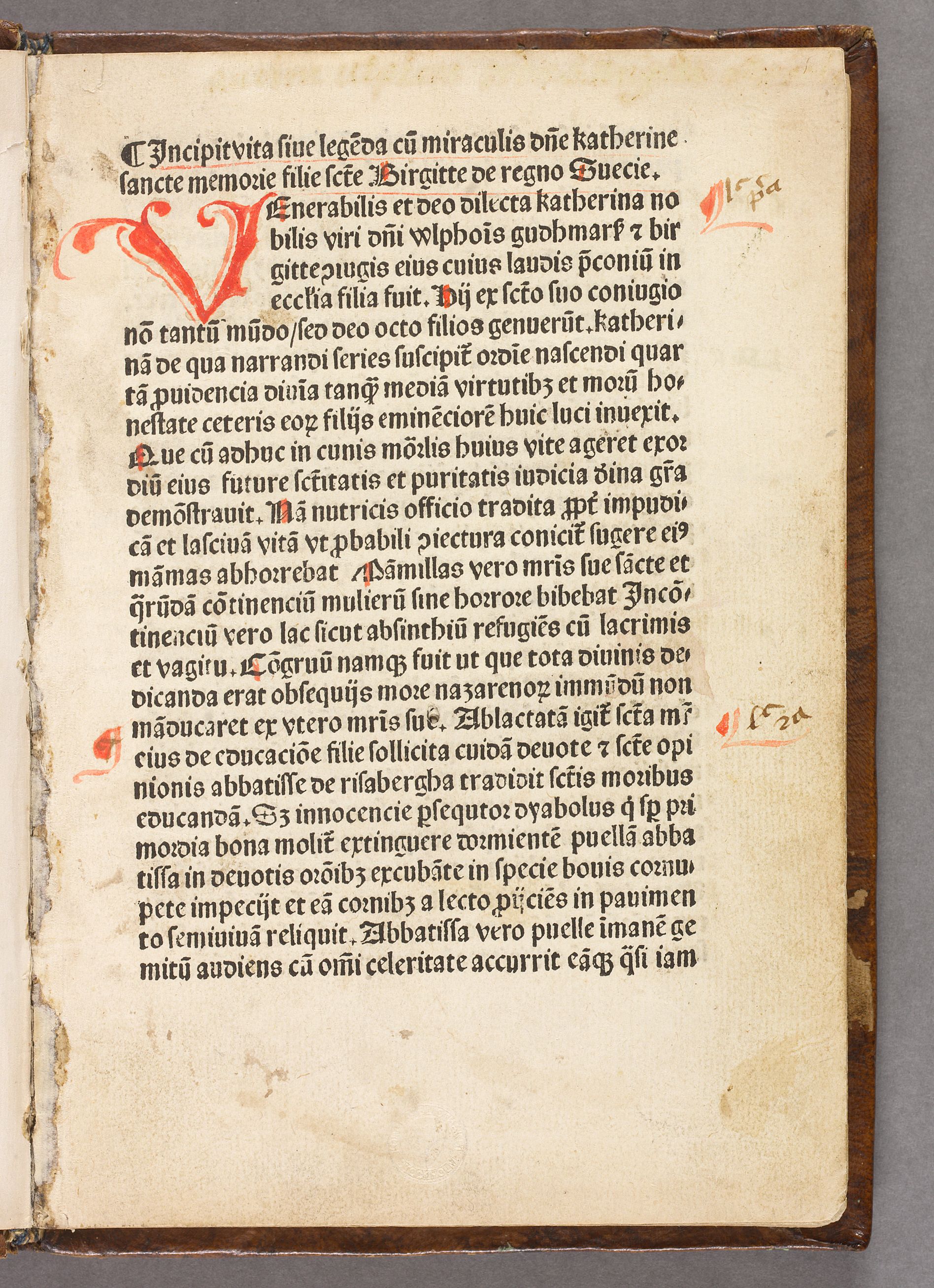 En sida ur legendsamlingen Vita Katherine tryckt 1487. Tryckt text i svart med handmålad anfang V i rött.