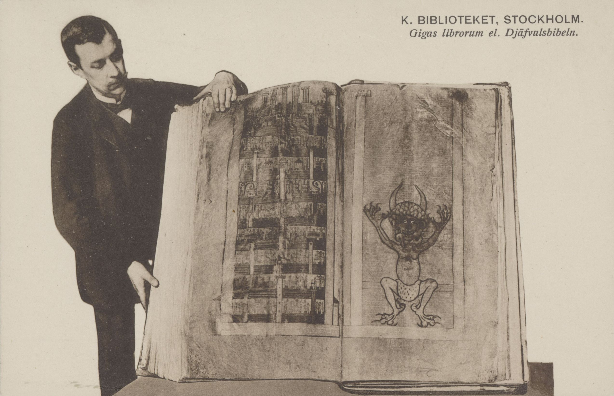 En ung man med mörkt hår och mustasch iförd kostym och fluga håller upp en stor uppslagen handskrift. På den vänstra sidan syns en teckning som föreställer Jerusalem, på den högra ett porträtt av djävulen.
