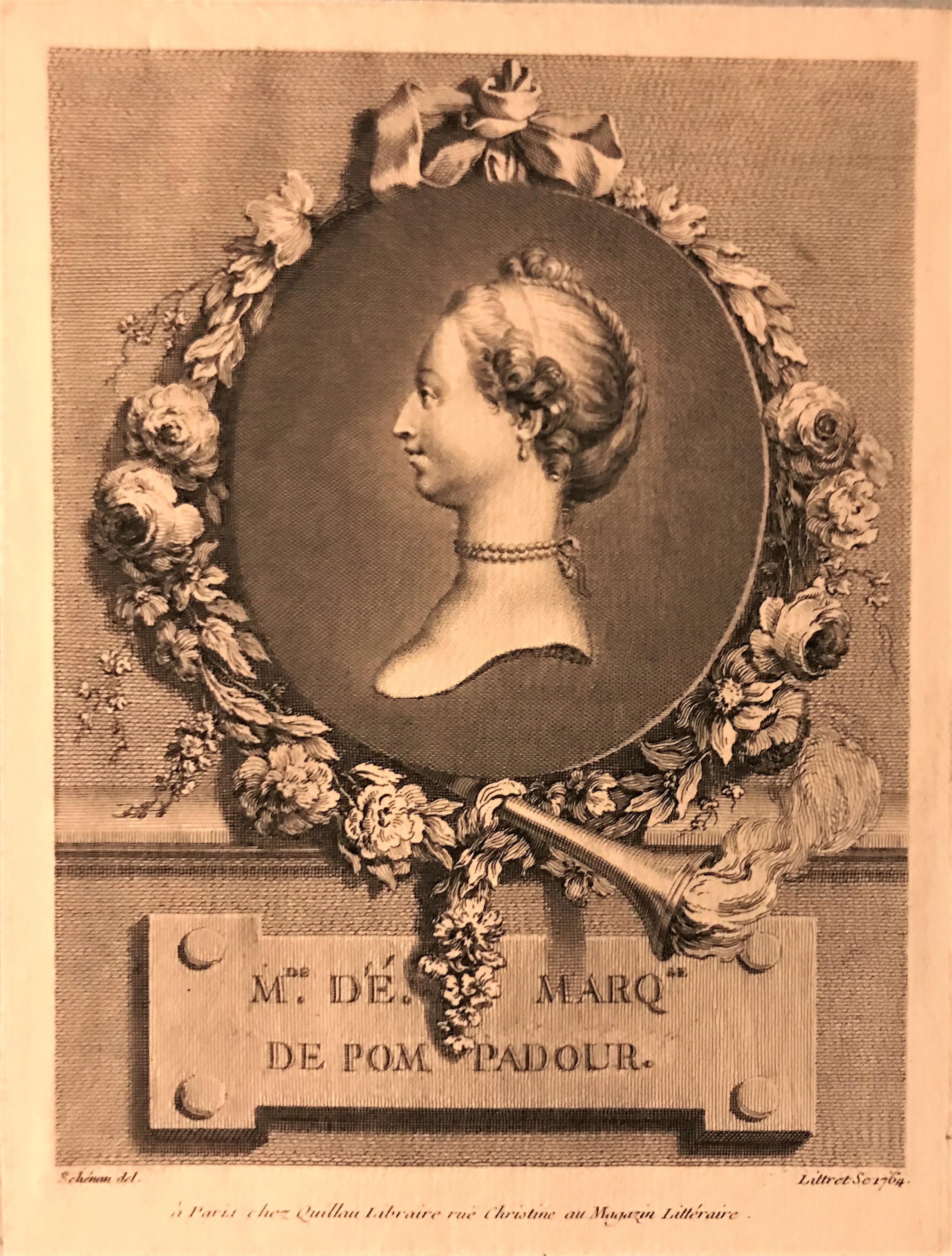 Gravyr föreställande en ung kvinna med uppsatt hår avbildad i en oval ram omgiven av blommor. Under bilden texten "Madame de Marquisae de Pompadour".