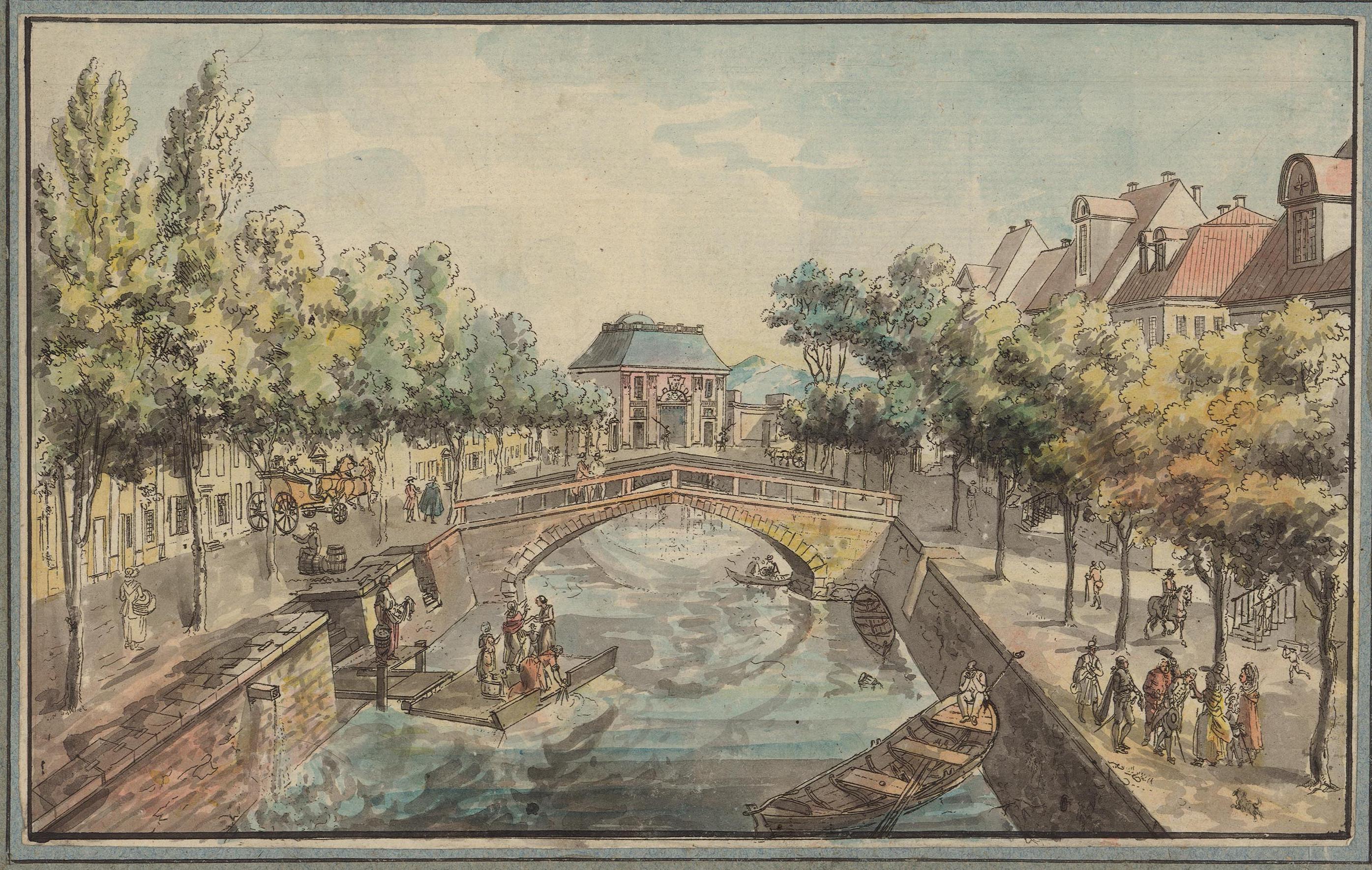 Färglagd vy över en kanal med små båtar, en flotte och en bro, längre bort syns en stor stadsport.