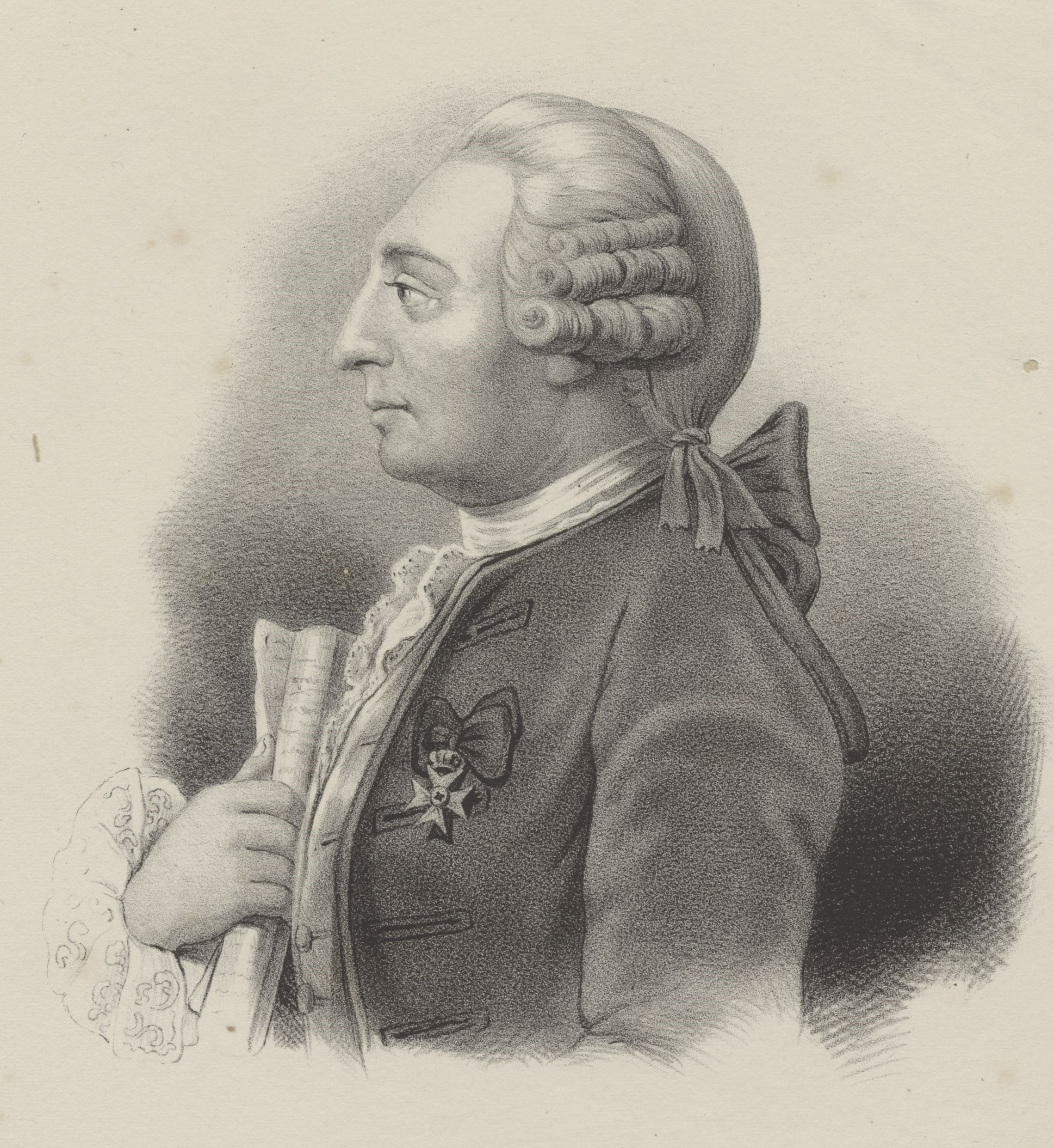 Svartvitt midjebild av en man i profil iförd peruk och 1700-talskläder som håller i ett papper.