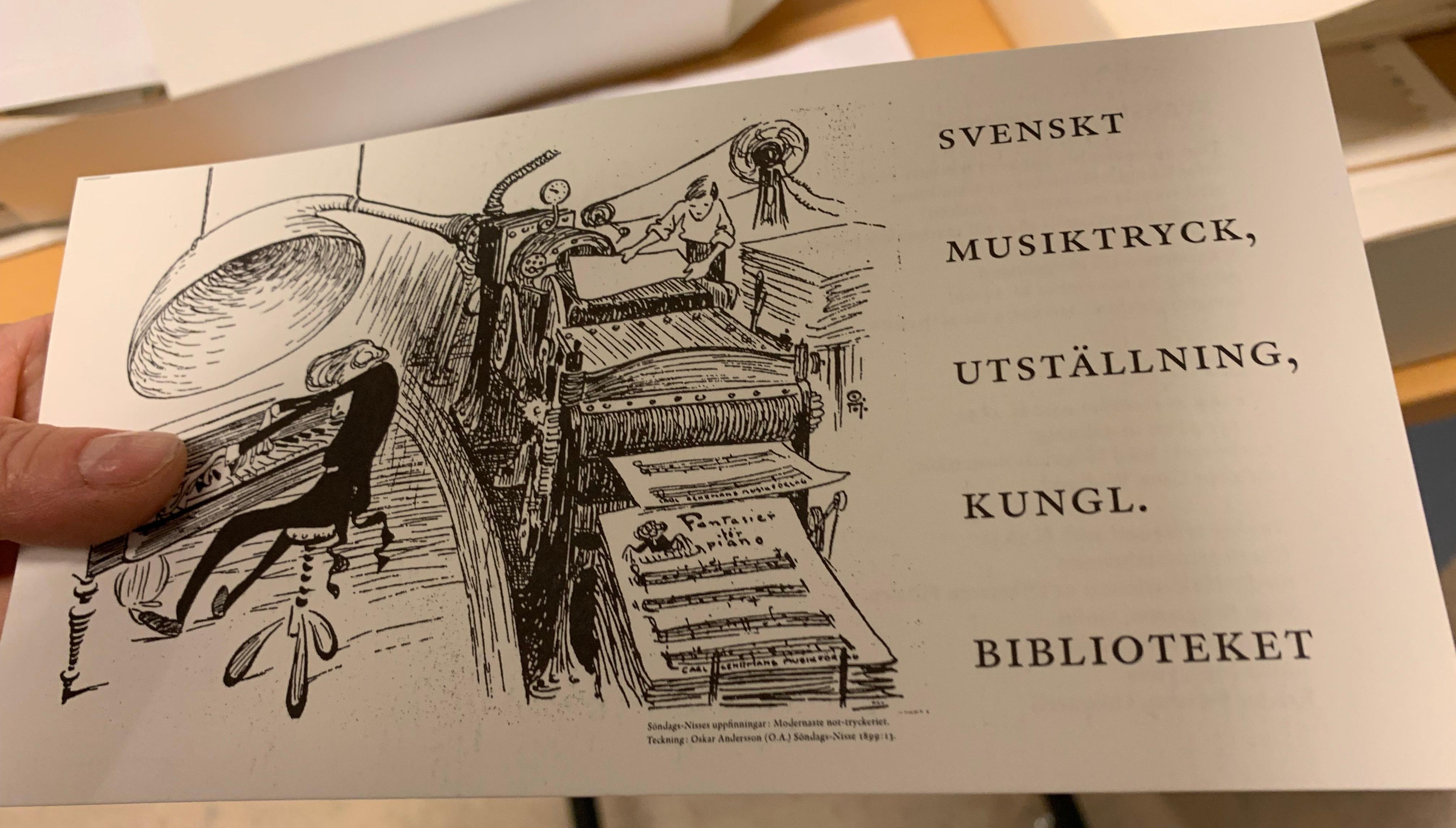 Svartvit teckning föreställande en pianospelande man under en tratt som fångar upp tonerna som sedan skrivs ut som notblad.