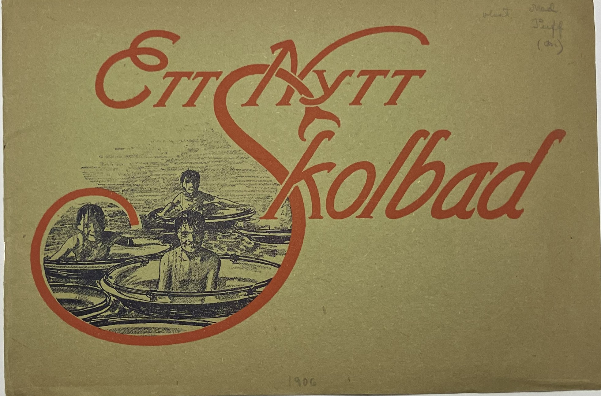 Grönt omslag med en svartvit bild av badande skolbarn på en katalog för skolbadsanläggningar från 1906