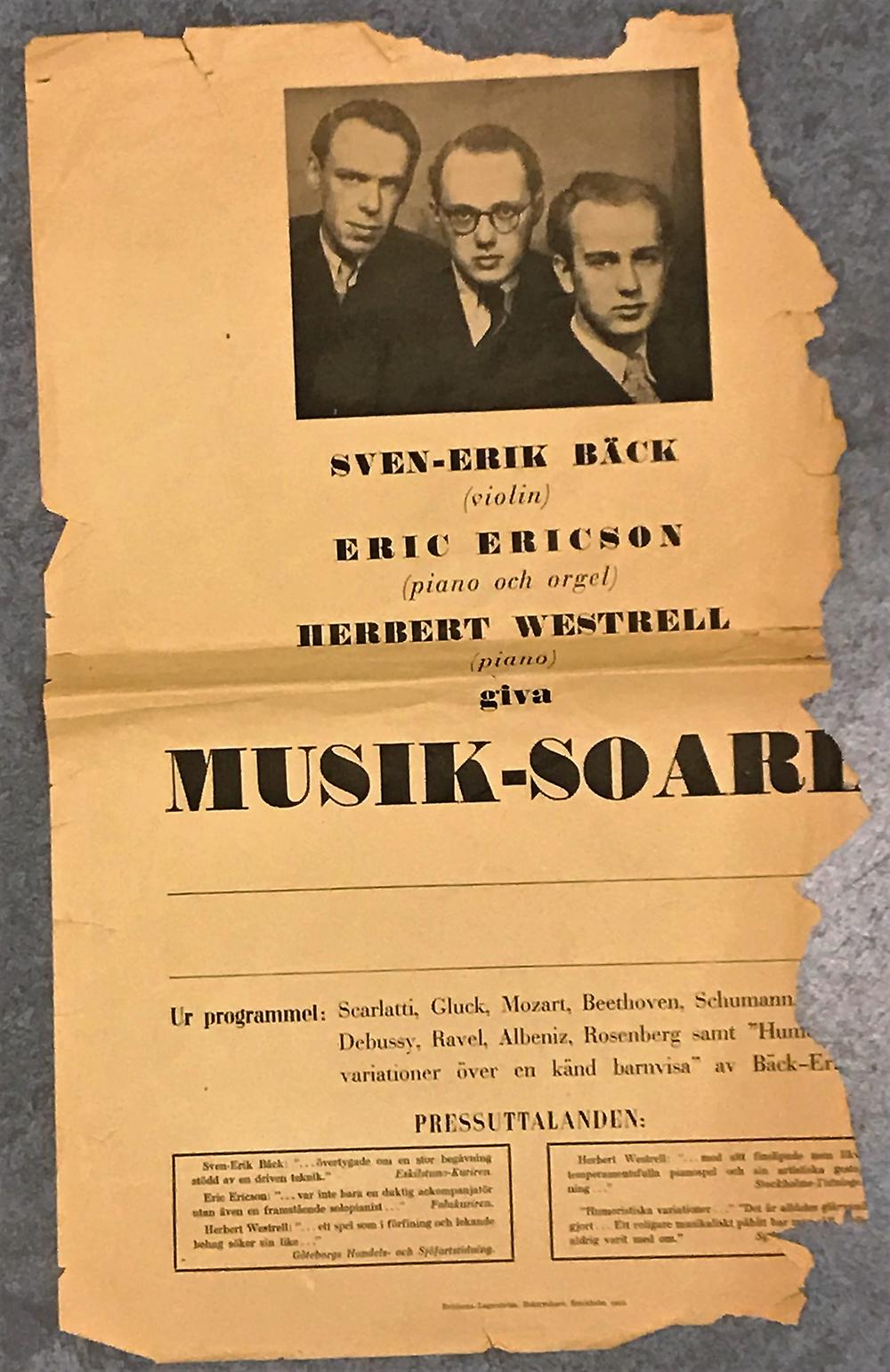 Del av gammal gulnad affisch med tre män och titeln Musik-soare.