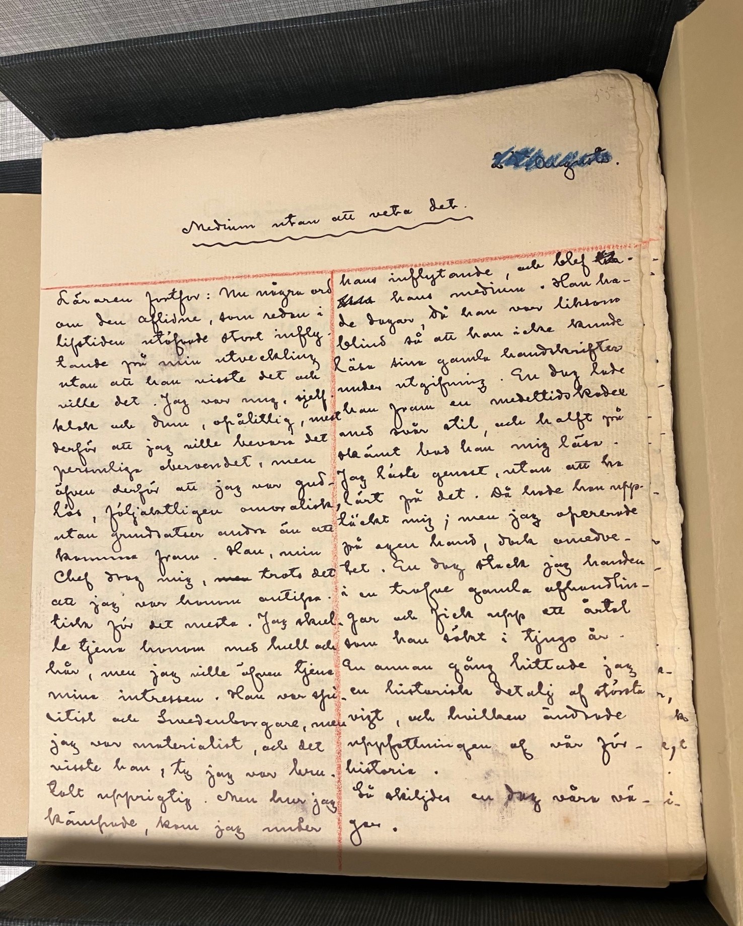 Svartvit teckning med profil av kvinna i uppsatt hår som sitter framför ett skrivbord. Hon håller en fjäderpenna i handen.