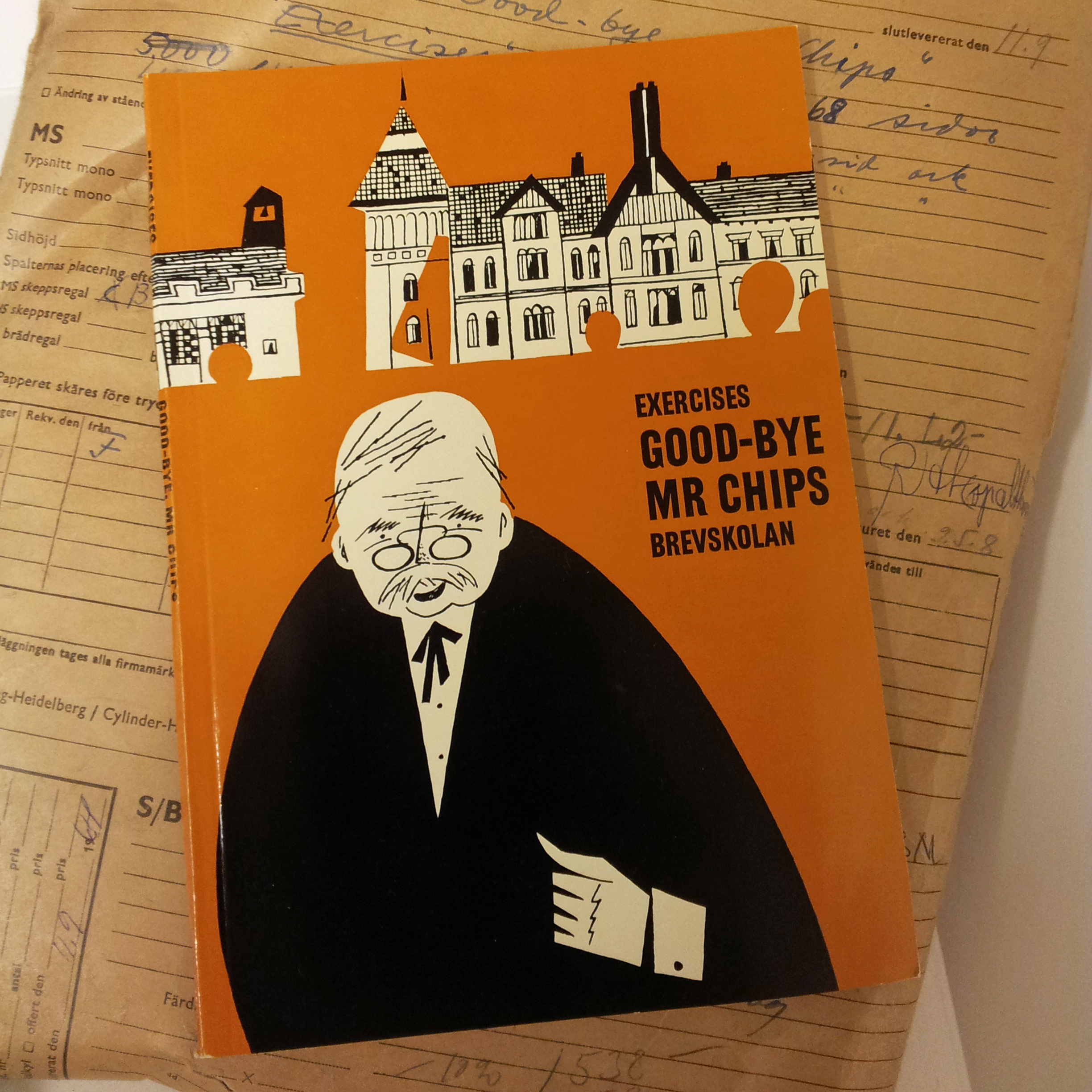 En bok med titeln Good-bye Mr Chips. Exercises, utgiven av Brevskolan, ligger ovanpå ett beställningskuvert.