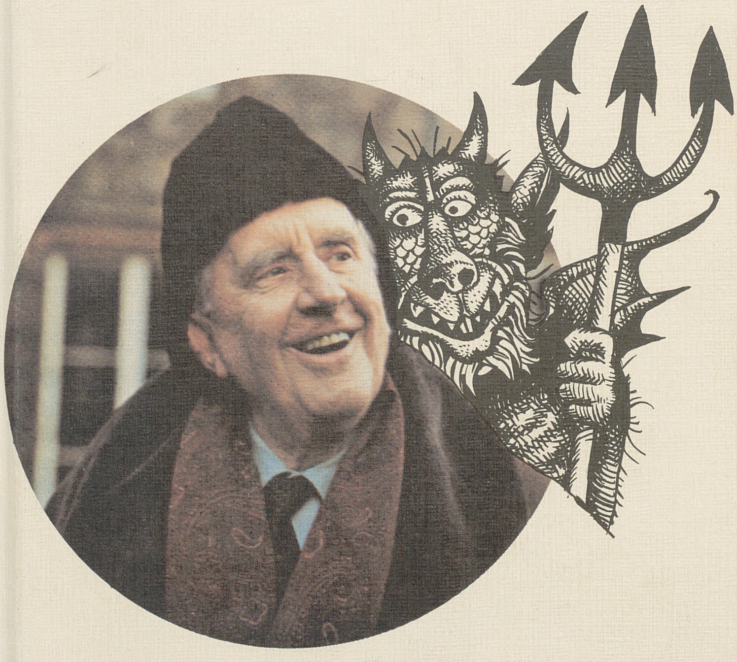 En leende J.R.R. Tolkien iförd pälsmössa på vänster sida. På hans högra sida tittar en svart djävul med treudd fram.