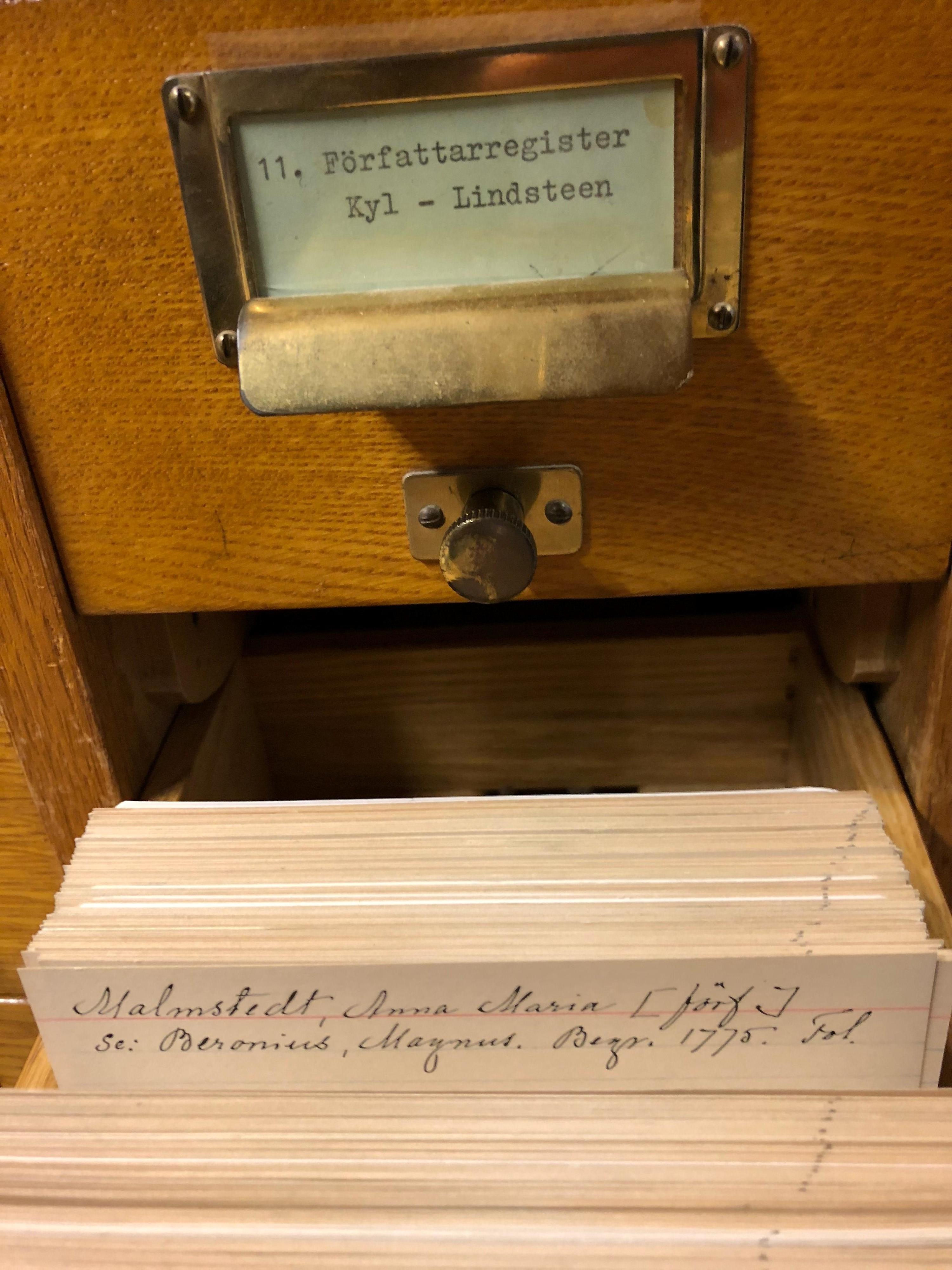 Ett handskrivet katalogkort i en katalog över författare