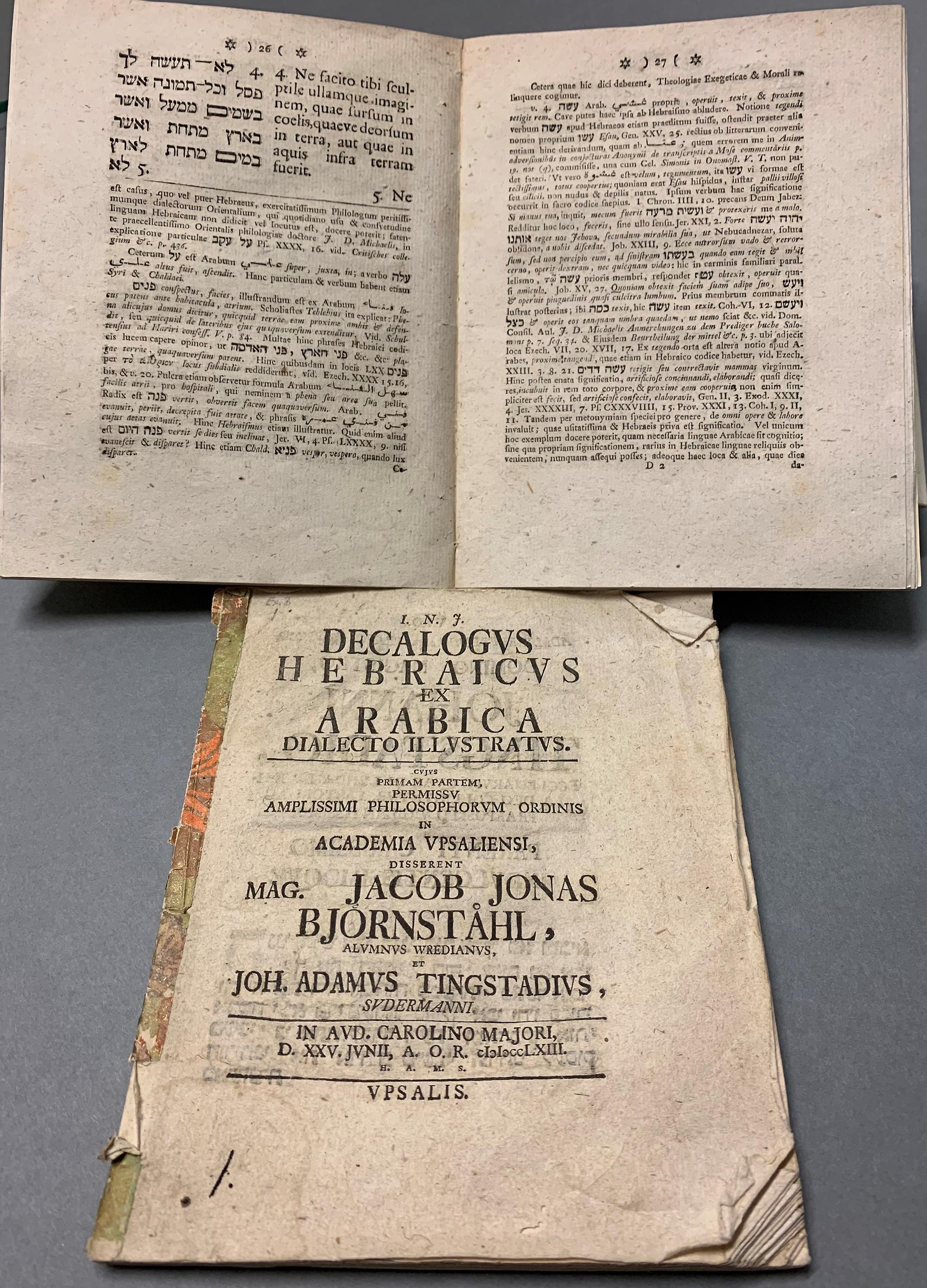 Två exemplar av Jacob Jonas Björnståhls avhandling från 1763, den ena uppslagen och den andra hopslagen.