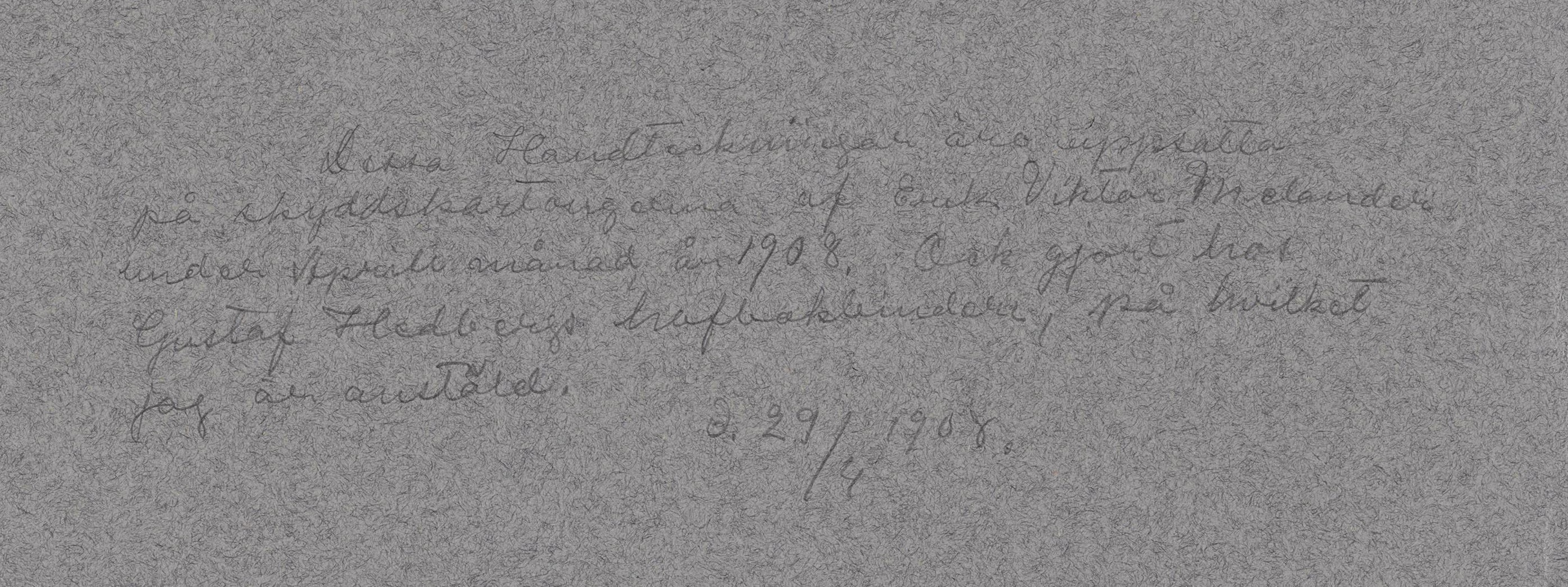Handskriven text i blyerts på ett blågrått papper.