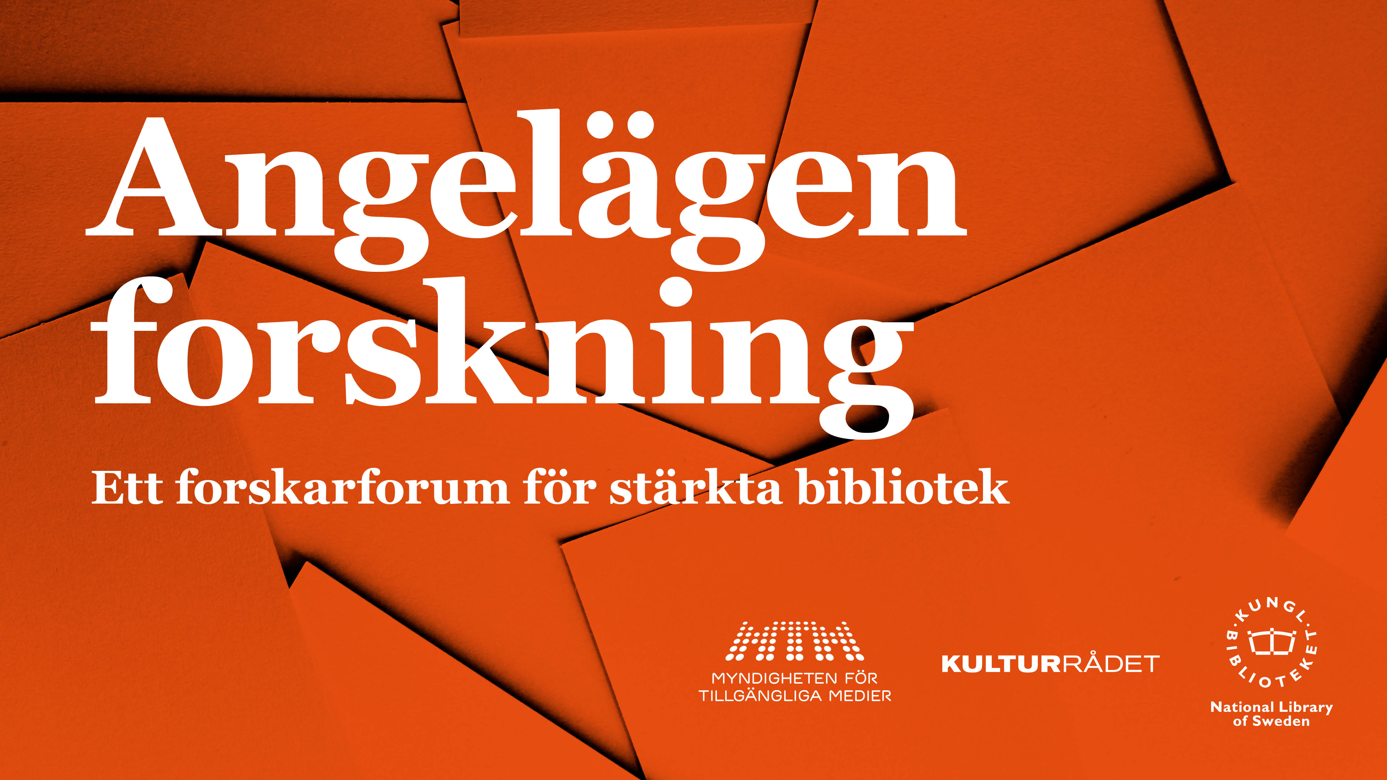 Grafisk illustration med röd bakgrund och vit text. Kungliga biblioteket, Kulturrådet och Myndigheten för tillgängliga mediers logotyper i vitt.