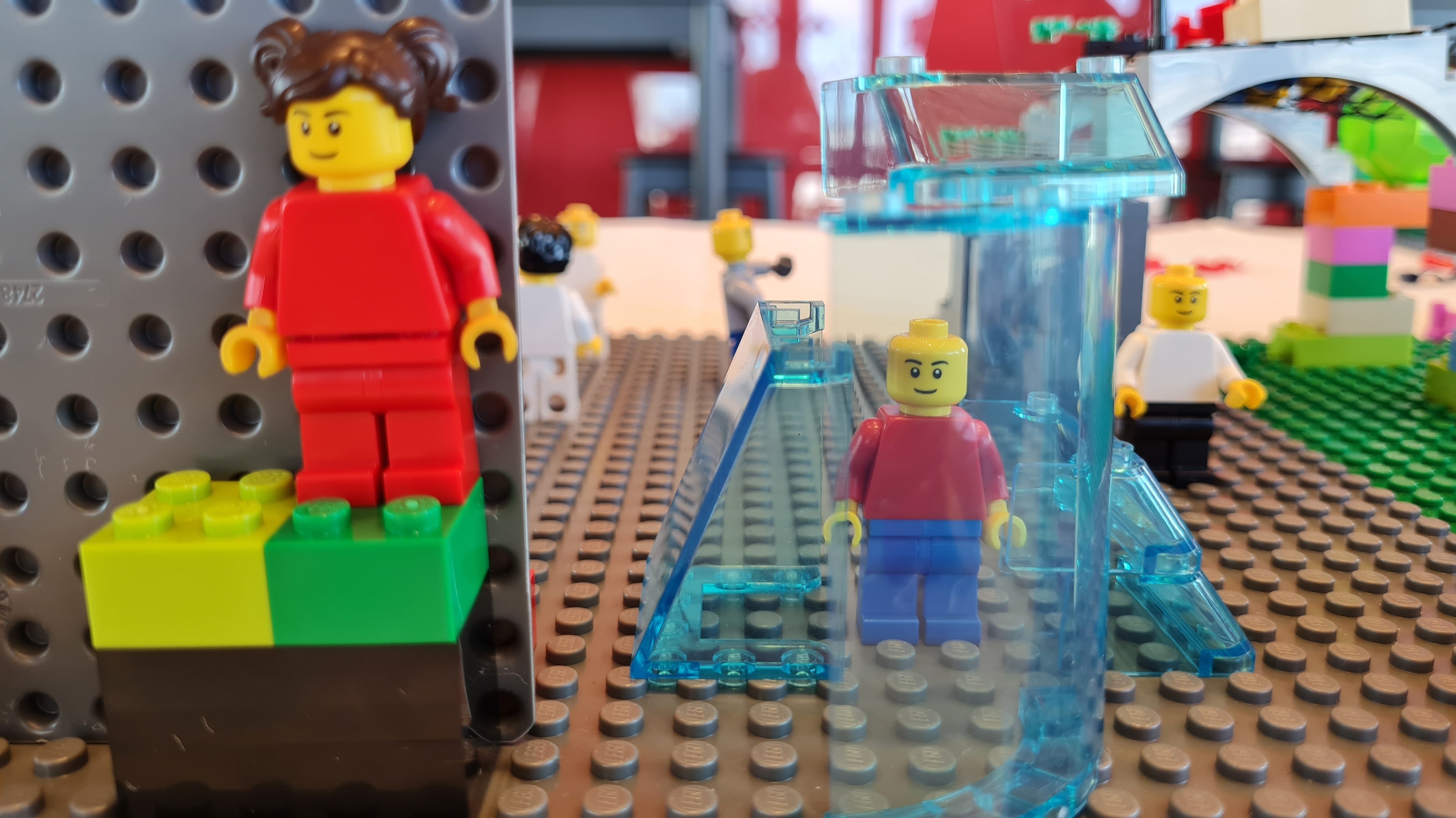 Legofigurer i en legomiljö.