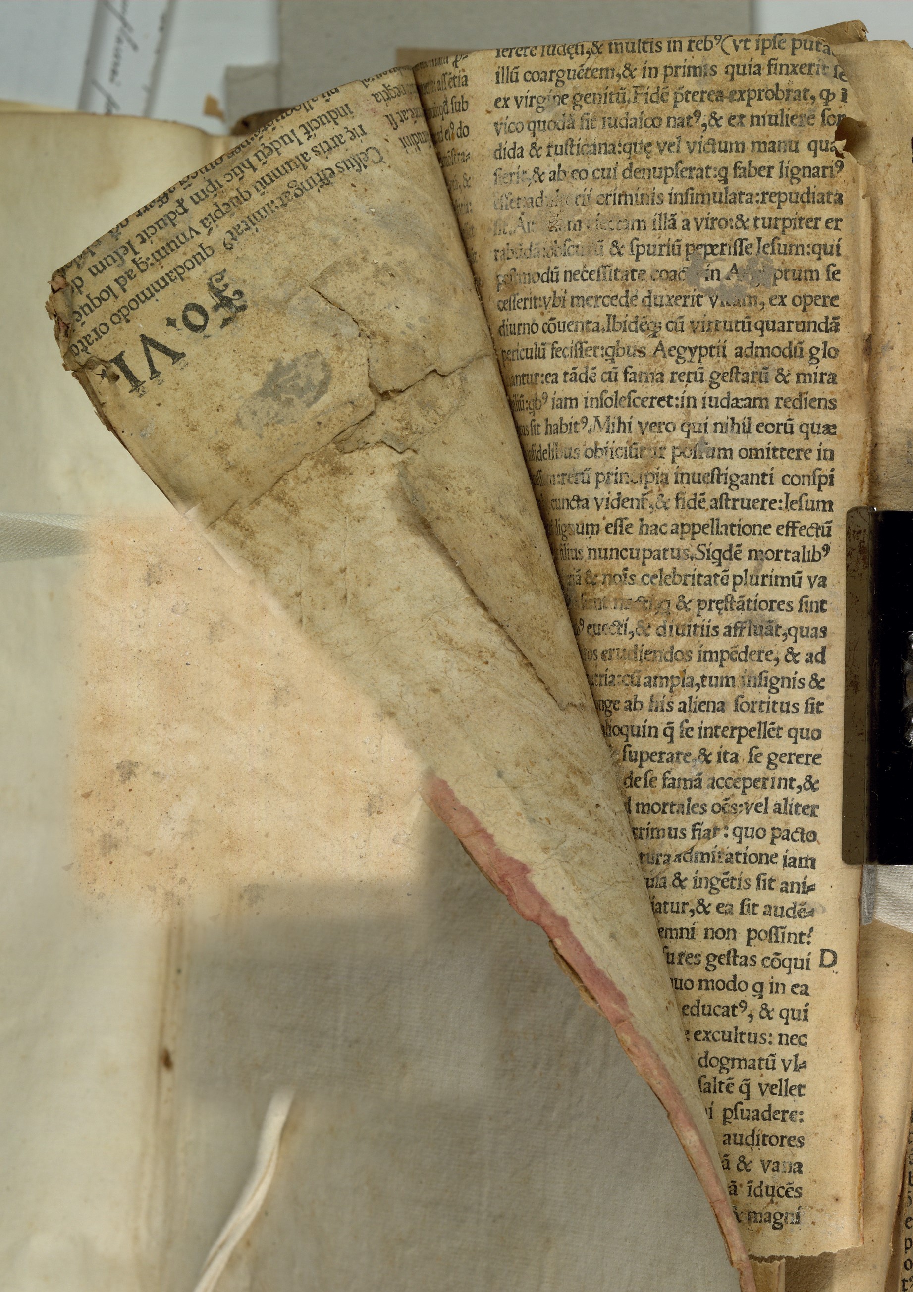 Färgfoto av slitna gamla tryckta blad som har limmats in i ett bokband.