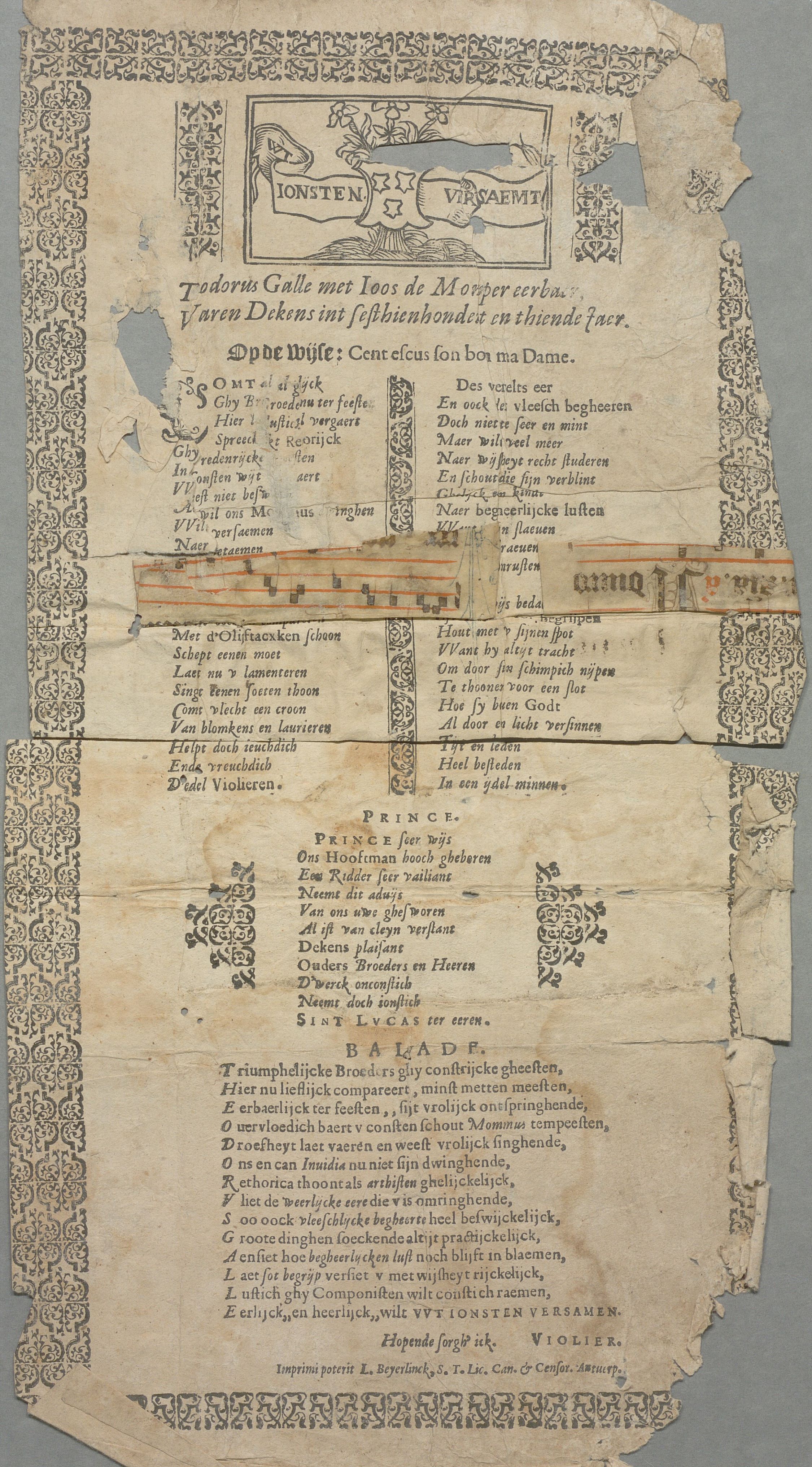 Färgfoto av ett mycket slitet och trasigt tryckt ark med flamländsk text i flera spalter. Trärs över bladet syns remsor med påklistrade handskrivna noter.