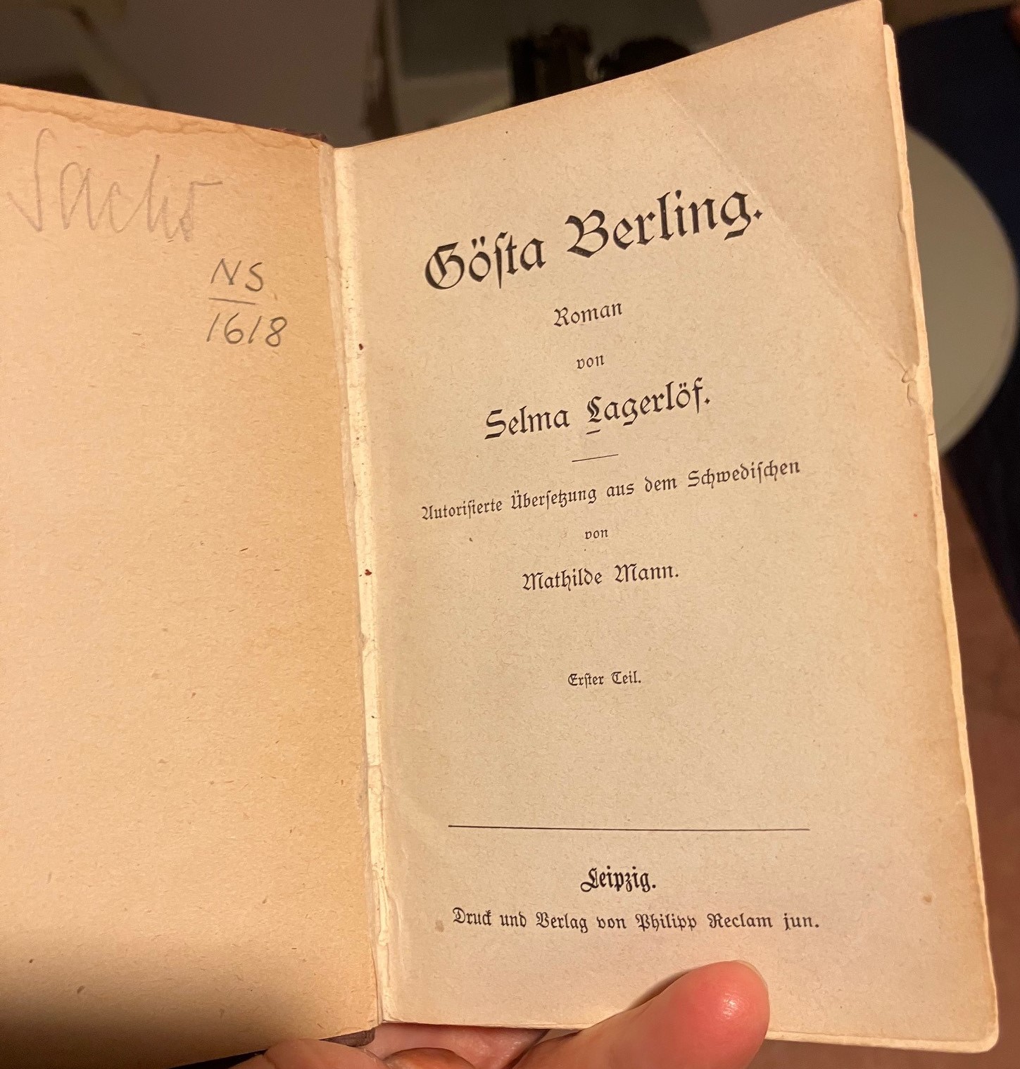 Färgfoto med uppslagen bok med titelsida till tyska versionen av Gösta Berling.