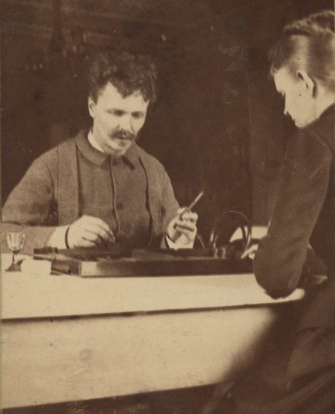 Fotografi på August Strindberg och Siri von Essen, han med ansiktet mot kameran och hon från sidan.