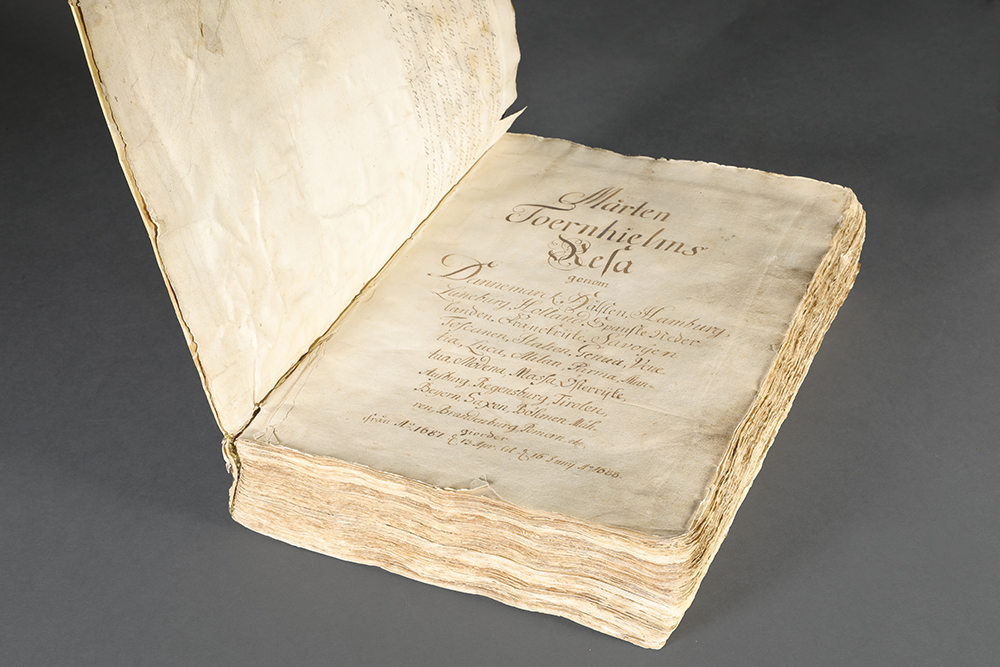 Uppslagen volym som visar titelsidan i handskriften Mårten Törnhielms resa från 1680-talet.