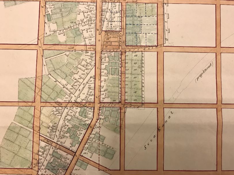 Detalj av karta över Örebro från 1854. Över de äldre slingrande gatorna ligger de nya gatornas rutnät.