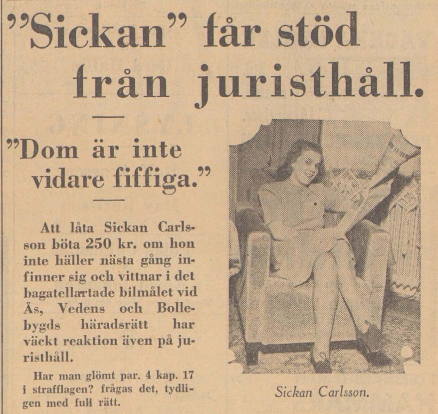Gammalt tidningsklipp med ett fotografi av en leende kvinna som bläddrar i en tidning. Text: "Sickan får stöd från juristhåll".