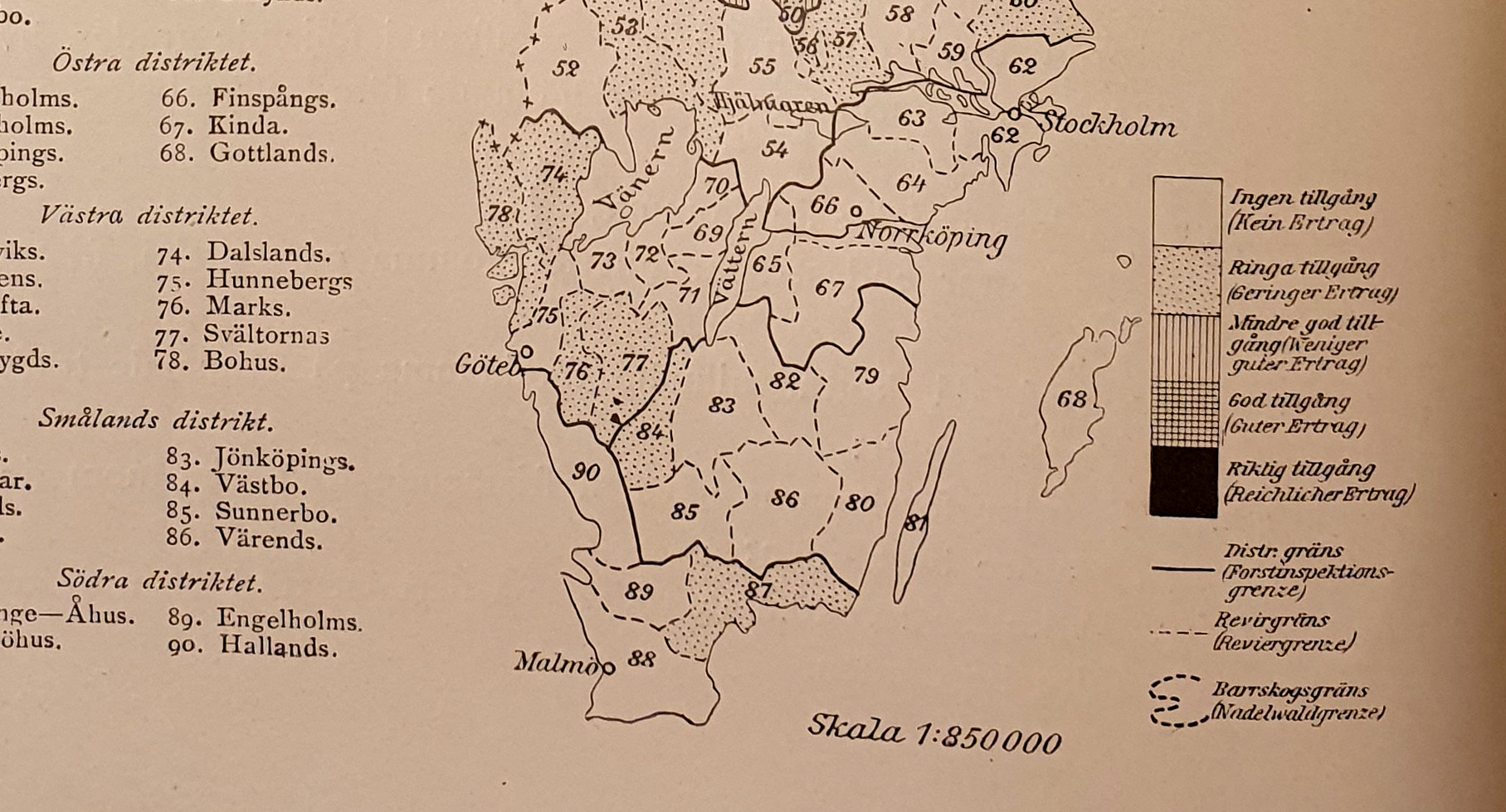 Foto av detalj av boksida med geografiska namn och Sverigekarta som visar resultatet av kottinventeringen 1907.