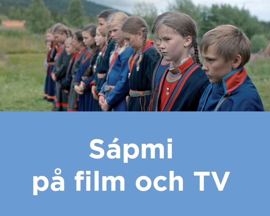Barn i samisk klädsel står på rad. 