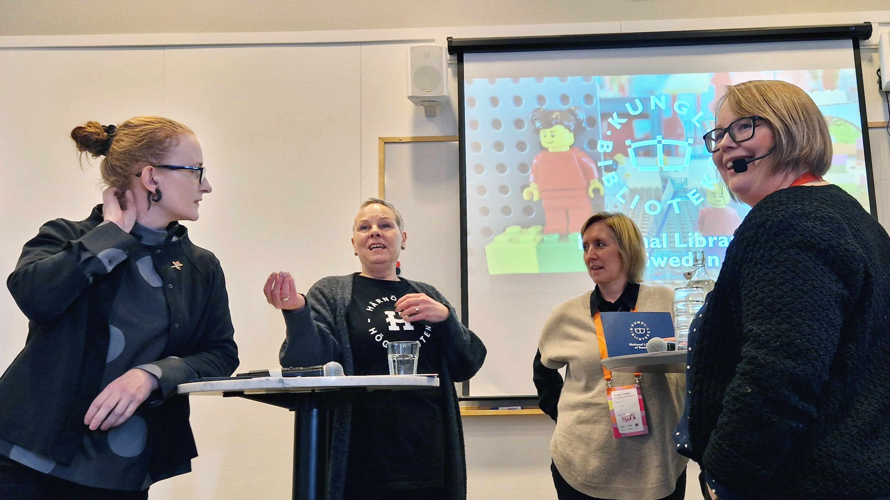 Fyra kvinnor står bredvid varandra på en scen.