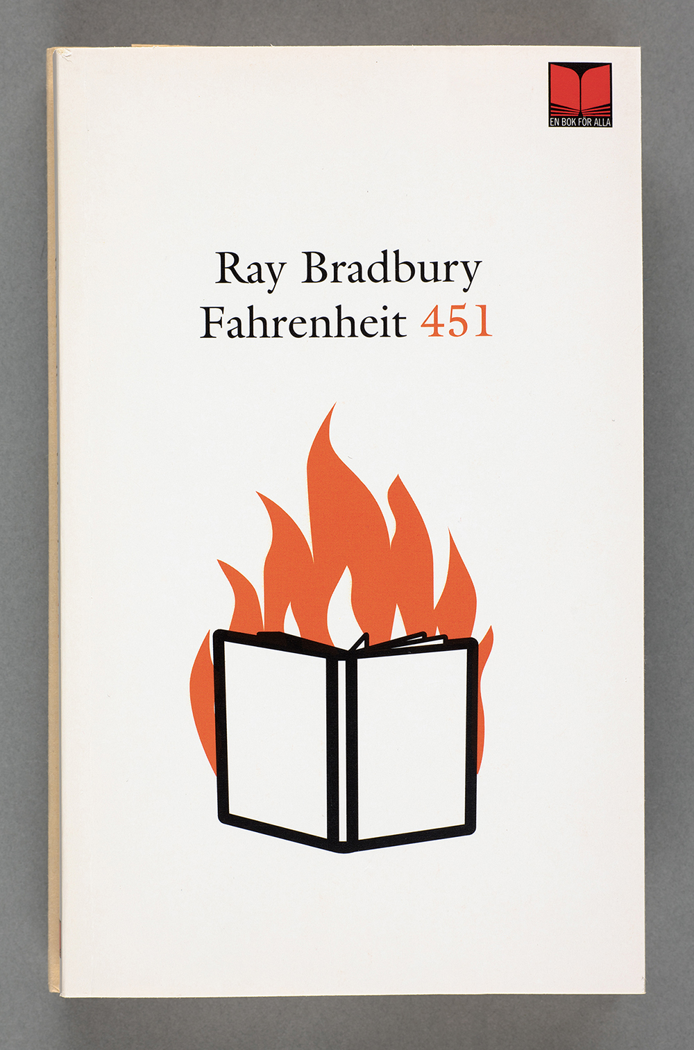 Omslag med en tecknad brinnande bok med titeln Fahrenheit 451.