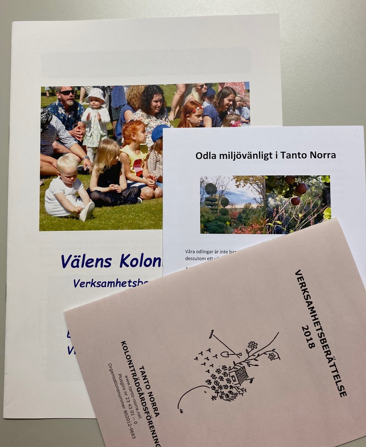 Tre olika trycksaker från mellan 2011-2020.