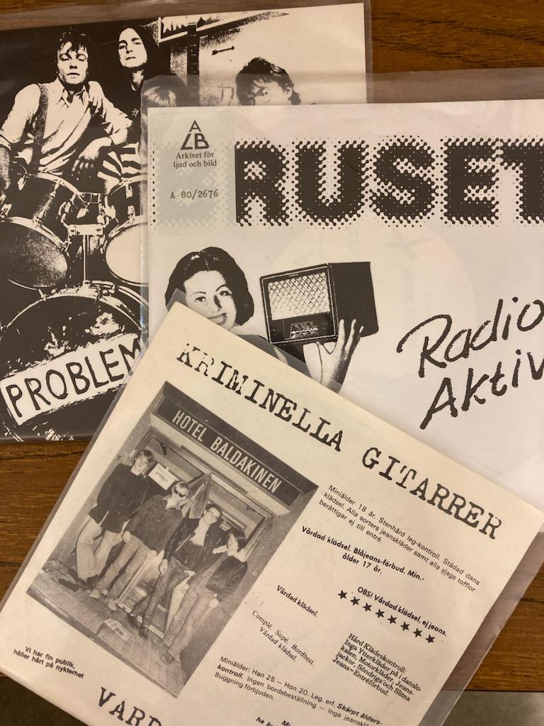 Tre svartvita omslag till singlar med punkmusik.