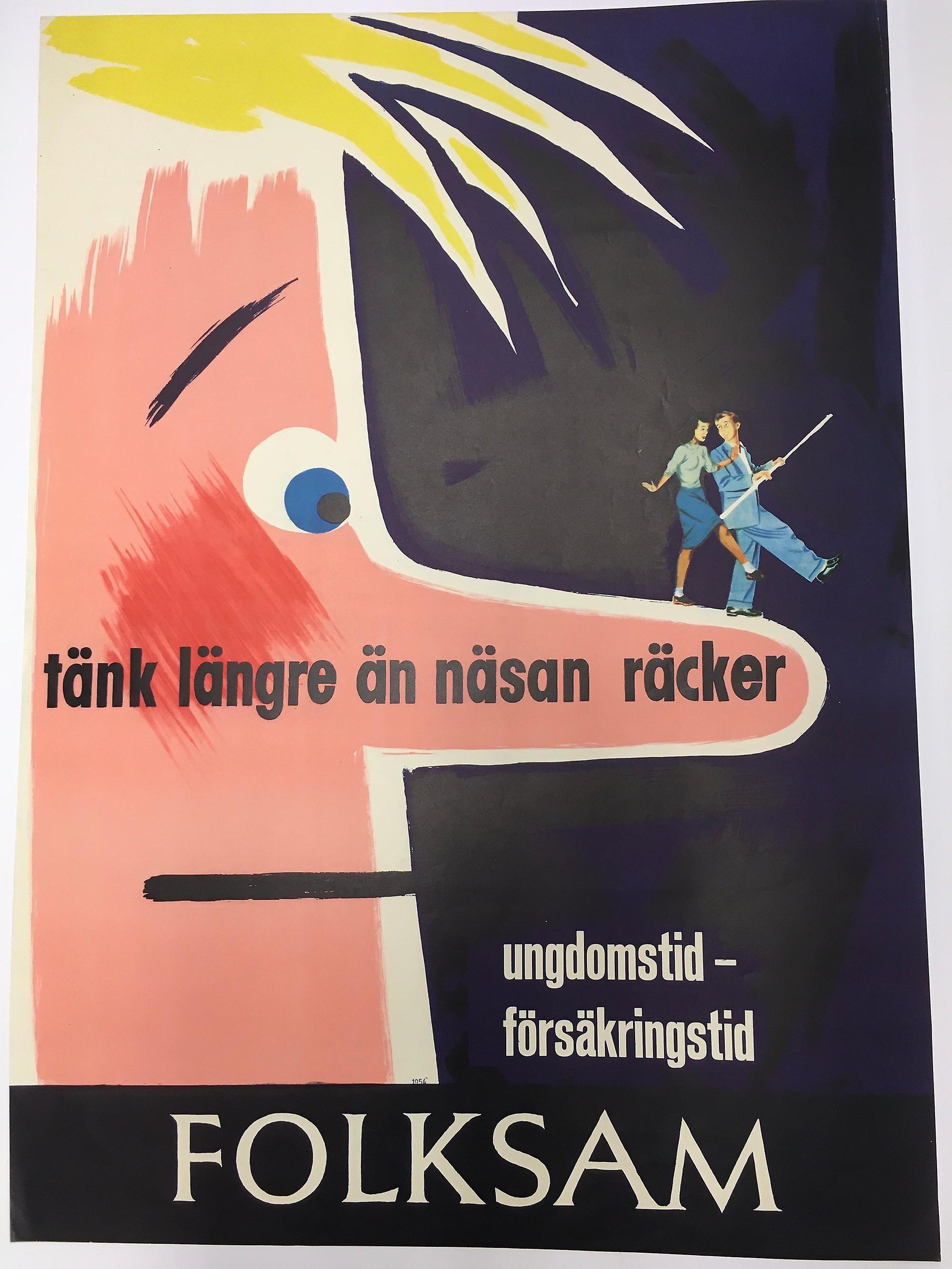 Tecknad affisch. Till vänster ett ljust rosafärgat ansikte med spretig gul lugg och en lång näsa på vilken en man och en kvinna dansar. Texten lyder "Tänk längre än näsan räcker. Ungdomstid försäkringstid". Folksam