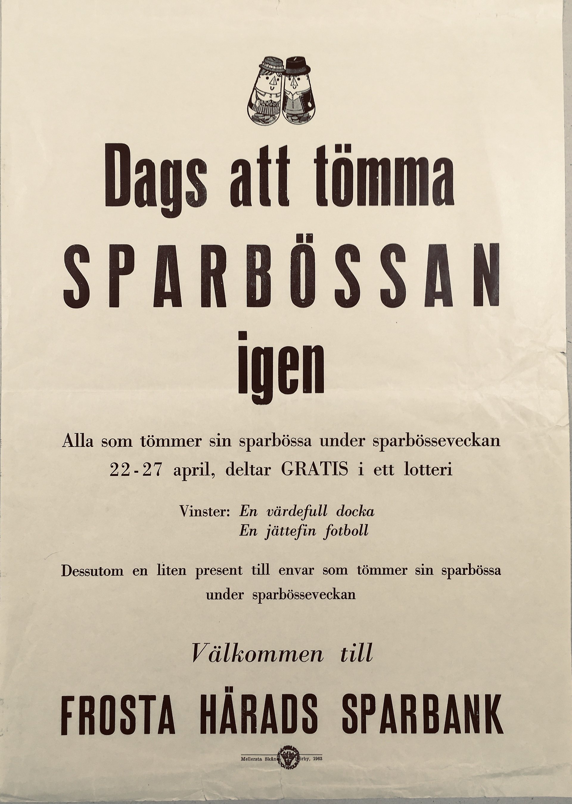 Affisch med text. Texten lyder "Dags att tömma sparbössan igen. Alla som tömmer sin sparbössa under sparbösseveckan 22-27 april, deltar i ett gratis lotteri. Vinster: En värdefull docka. En jättefin fotboll. Dessutom en liten present till envar som tömmer sin sparbössa under sparbösseveckan. Välkommen till Frosta härads sparbank.".