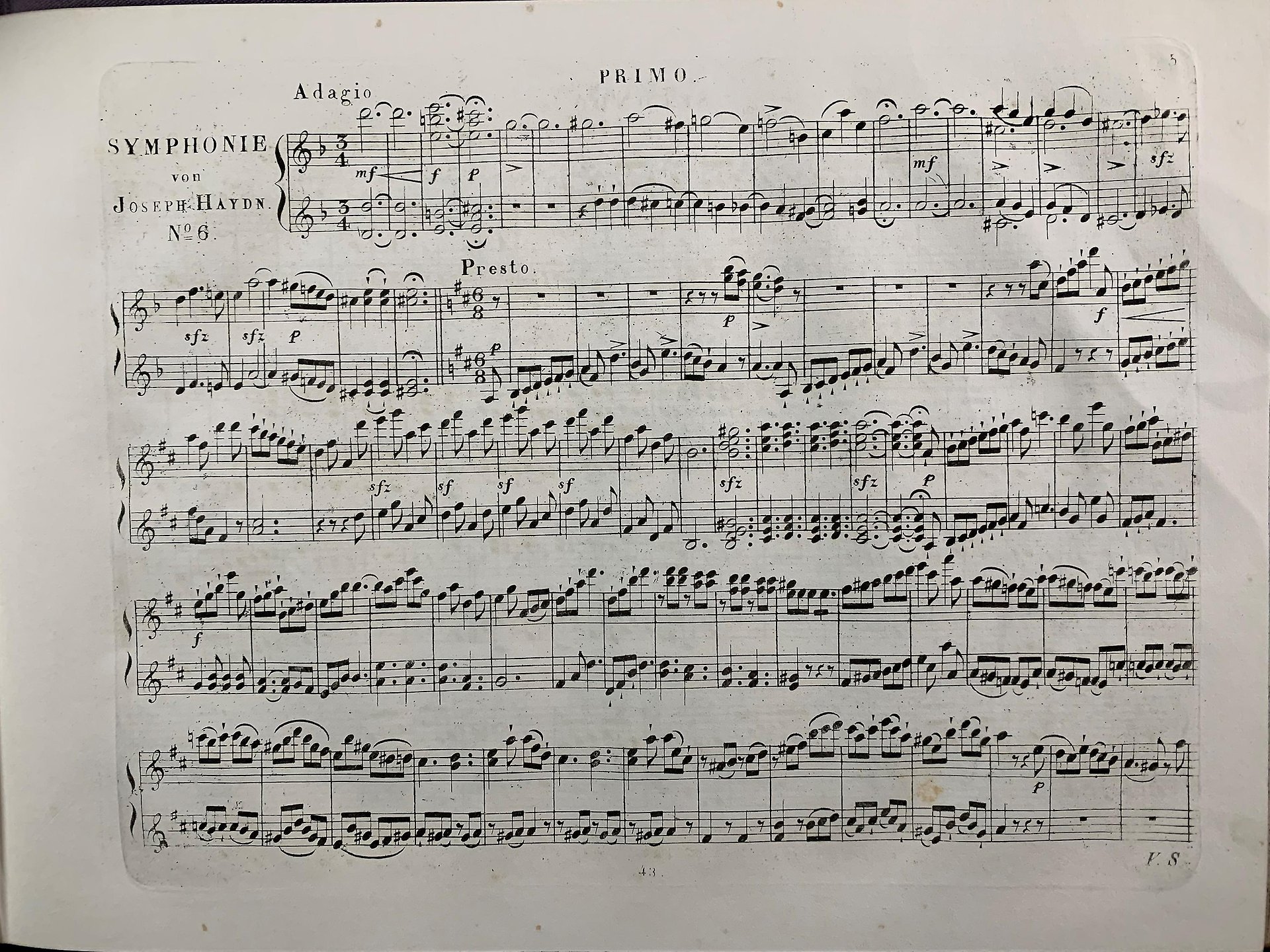 Svartvit bild föreställande noter för fyrhändigt piano.