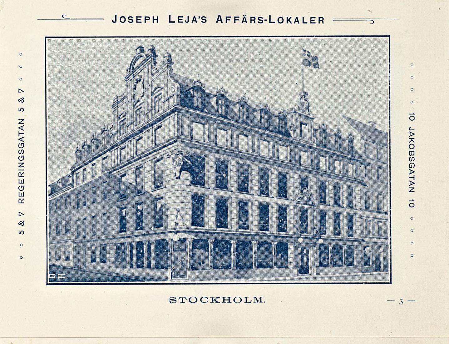 Blåtonad tryckt bild efter ett svartvitt fotografi föreställande fasaden på en stor affärslokal i ett gathörn.
