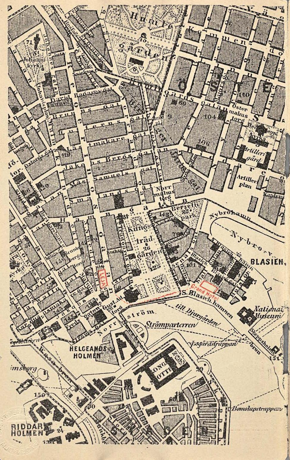 Svartvit karta över centrala Stockholm med två rödmarkerade byggnader: Joseph Lejas varuhus och Grand Hotel.