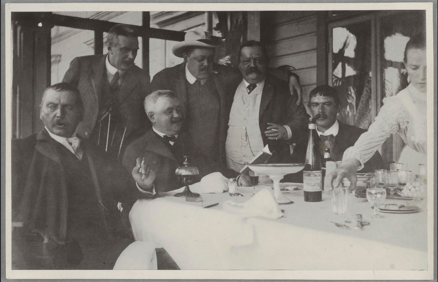 Fotografi av kräftkalas med bland annat Anders Zorn och Albert Engström