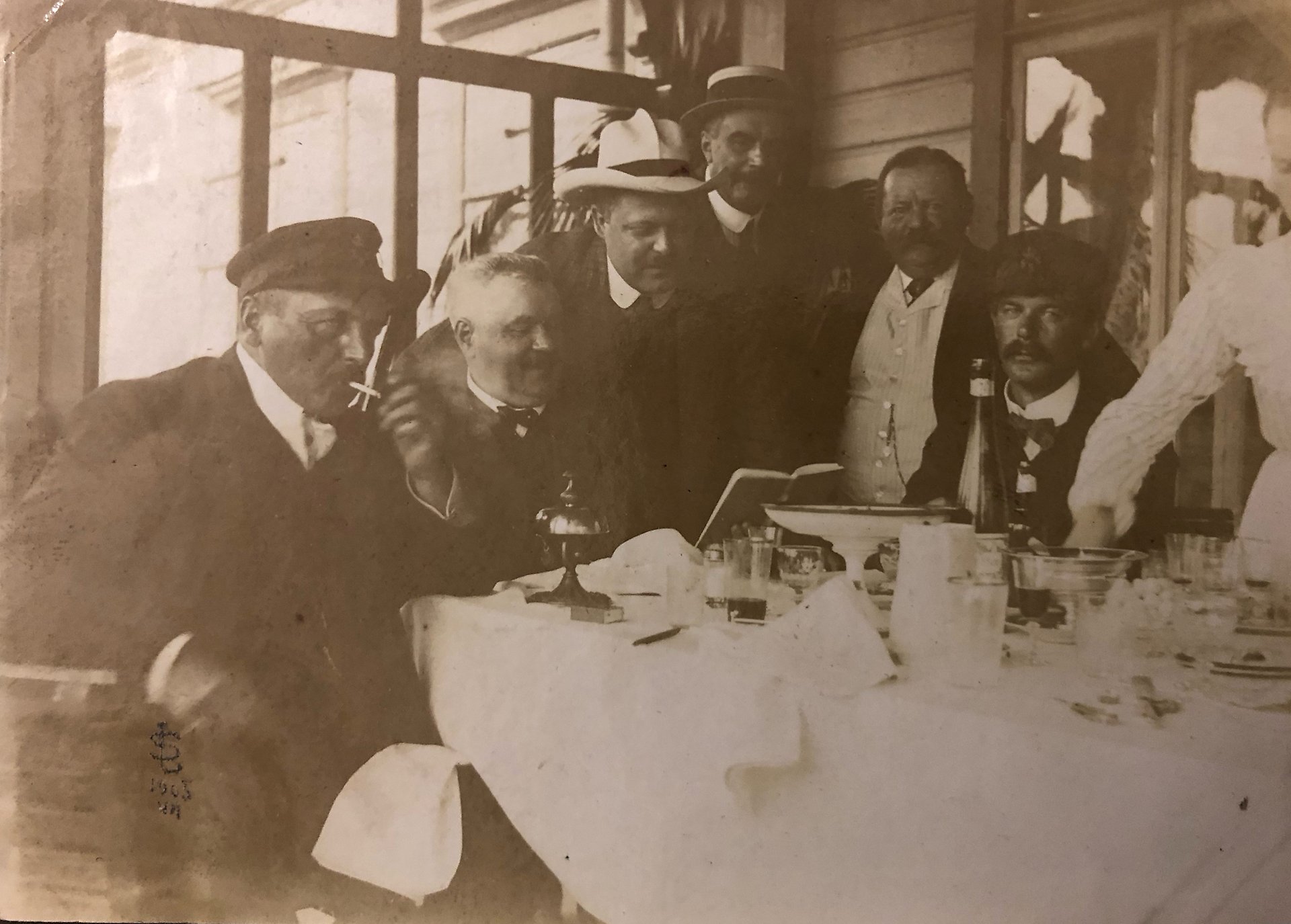 Fotografi av kräftkalas med Anders Zorn och Albert Engström