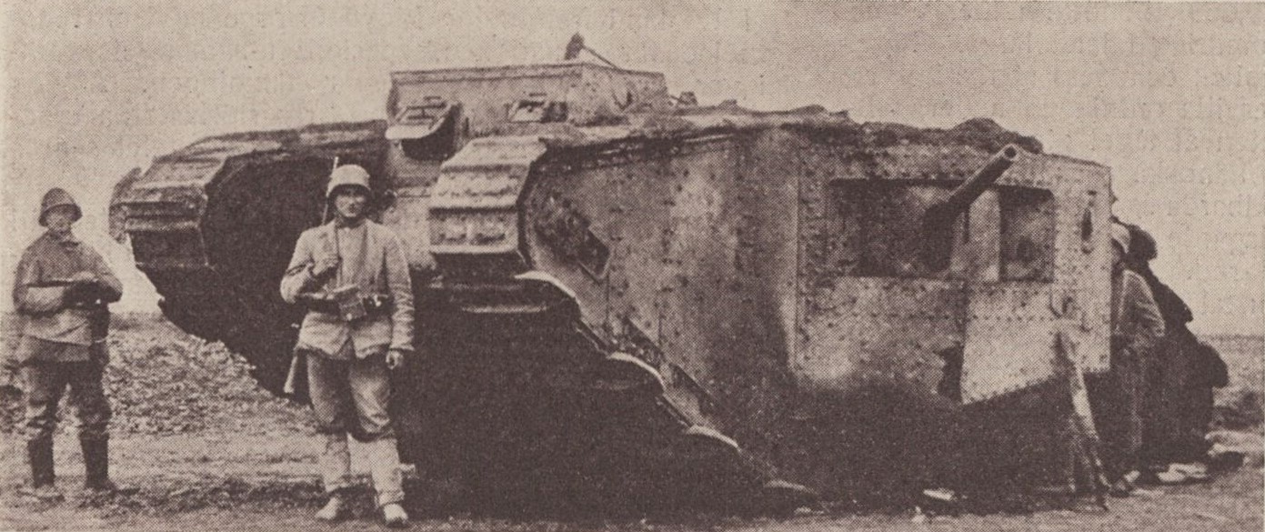 Fotografi från 1917, två soldater framför en stridsvagn.